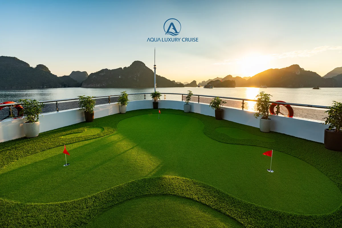 Sân tập golf mini trên boong tàu Aqua Luxury Cruise lúc hoàng hôn