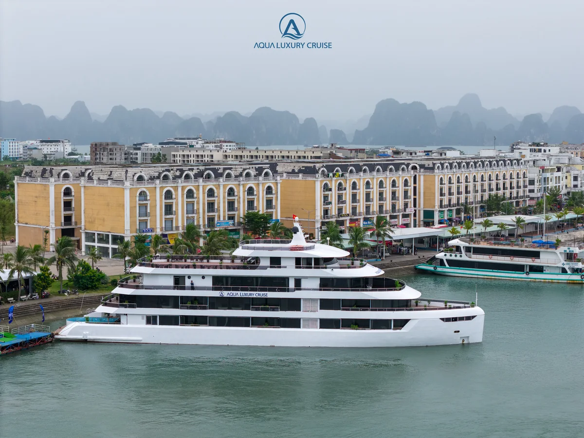 Toàn cảnh du thuyền Aqua Luxury Cruise 6 sao trên Vịnh Lan Hạ nhìn từ flycam