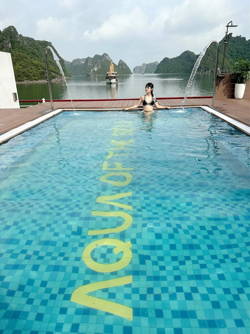Bể bơi bốn mùa view vịnh Lan Hạ trên du thuyền Aqua Of The Seas