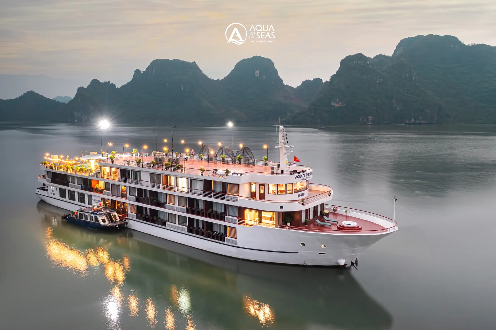 Hoàng hôn trên Vịnh Lan Hạ nhìn từ du thuyền Aqua Of The Seas