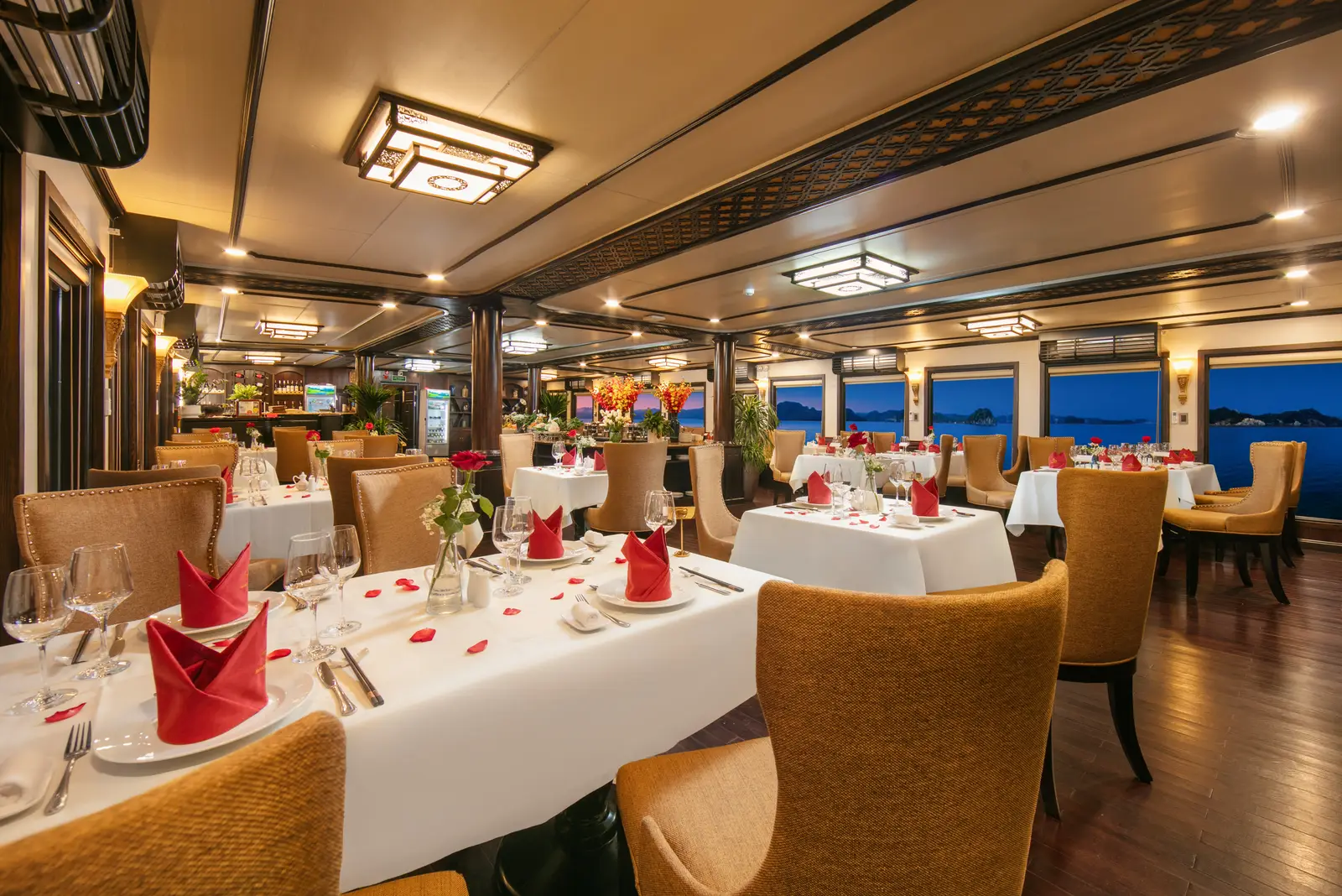 Nhà hàng Arcady Boutique Cruise rộng 150m2 view toàn cảnh Vịnh Hạ Long