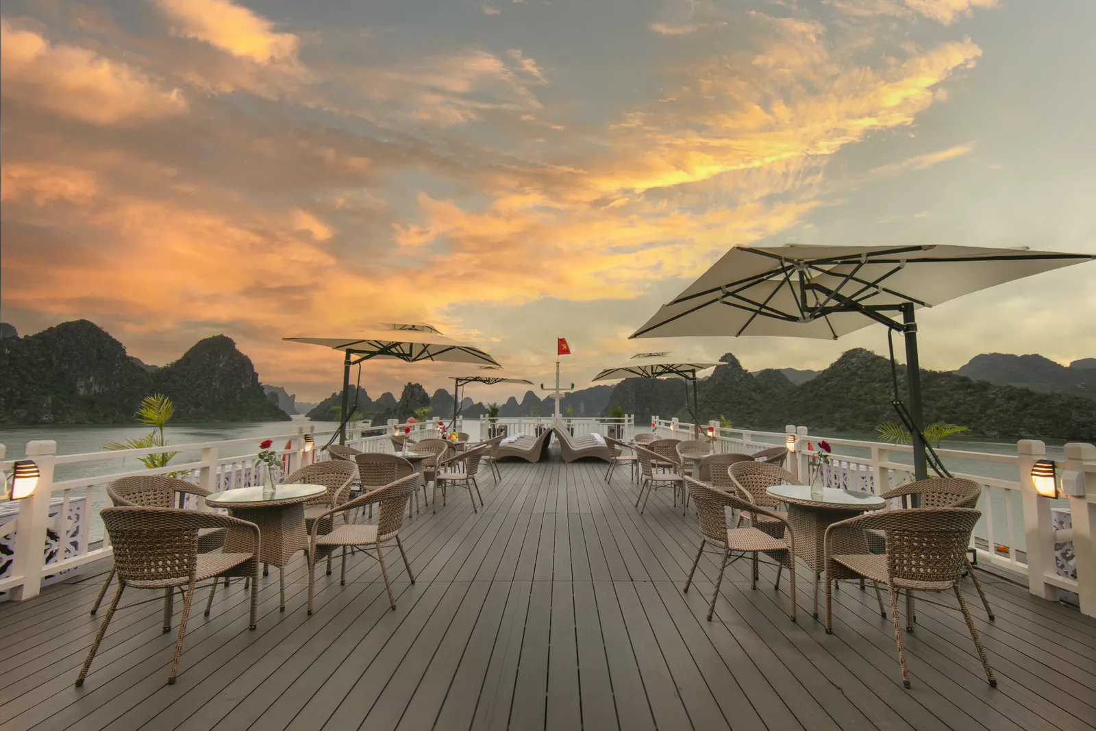 Sundeck rộng 300m2 trên du thuyền Arcady Boutique Cruise