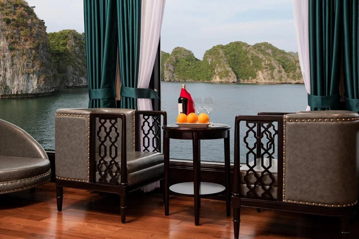 Sân thượng riêng của Executive Suite trên du thuyền Aspira Cruise view vịnh