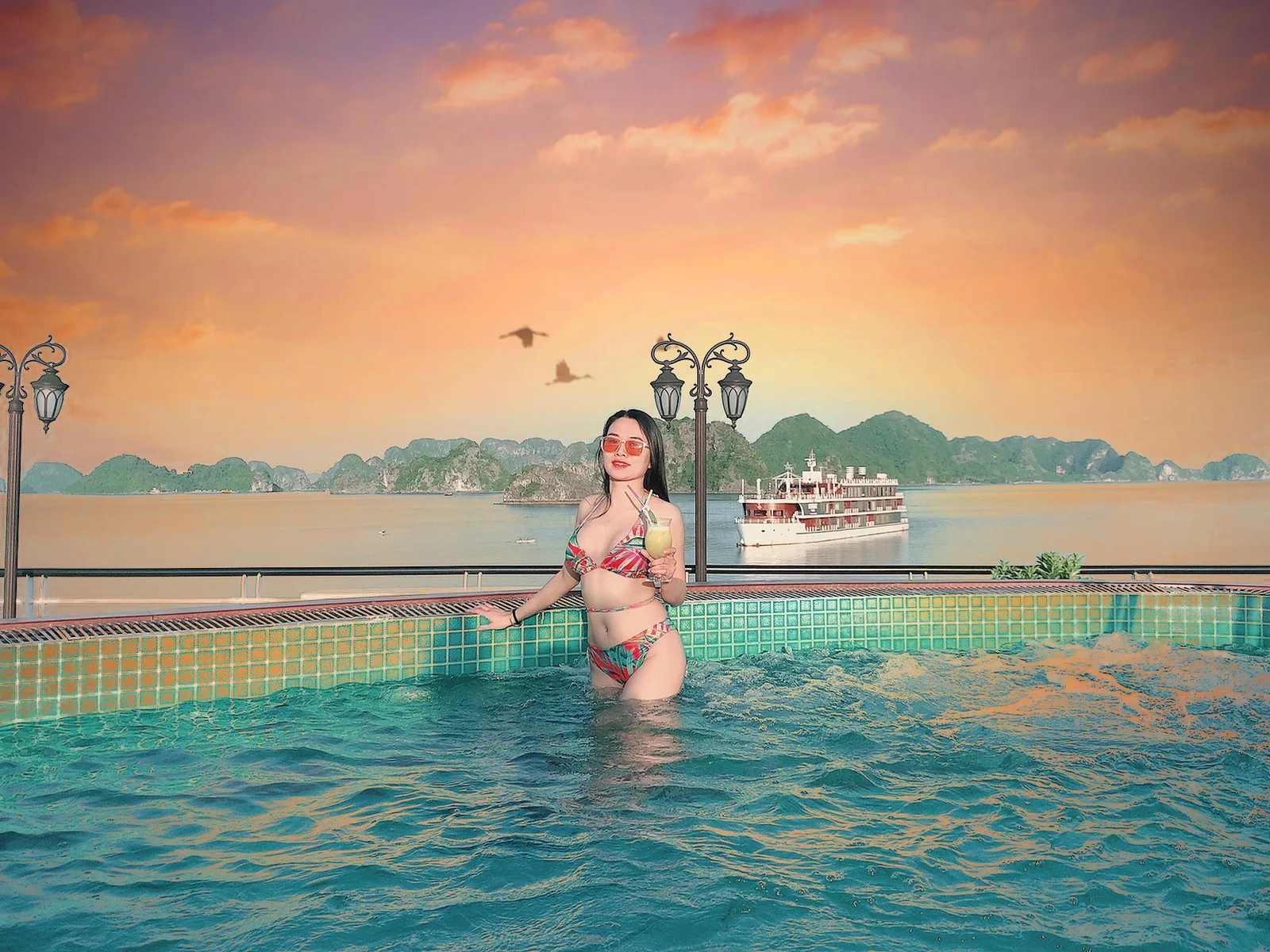 Bể sục và sundeck trên du thuyền Aspira Cruise view vịnh