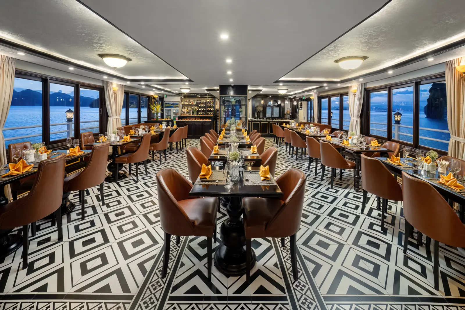 Nhà hàng 5 sao trên du thuyền Athena Royal Cruise
