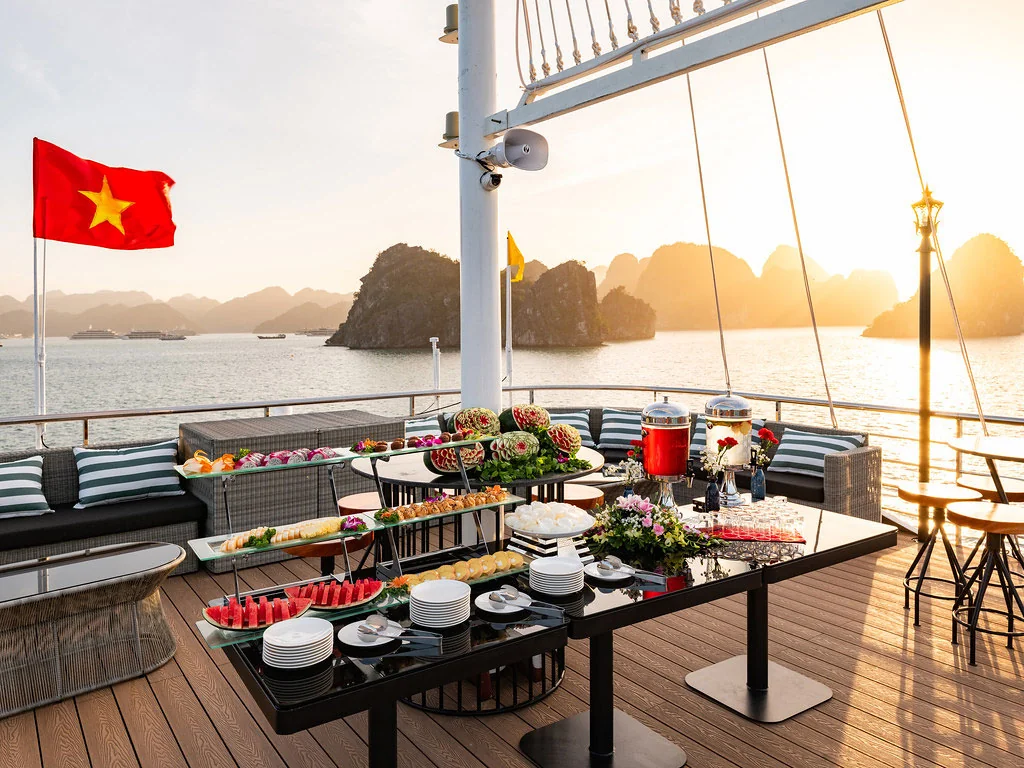 Không gian tiệc tối trên boong tàu Aurora Halong Cruises