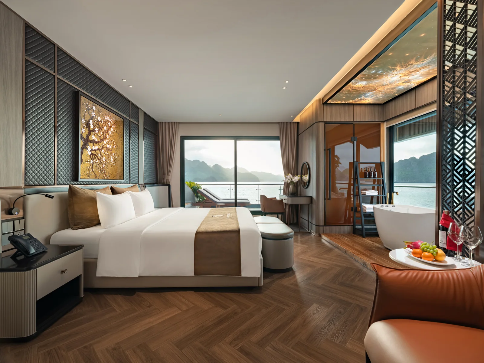 Phòng Imperial Suite 66m² trên du thuyền Azura Cruise với bồn tắm và ban công riêng