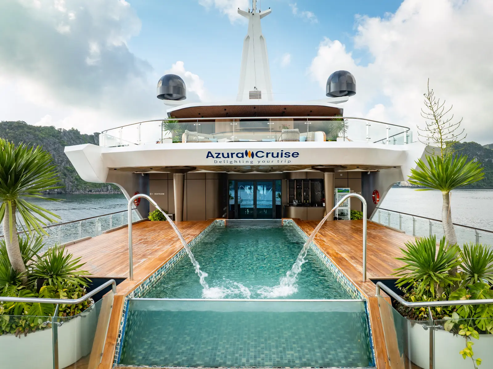 Hồ bơi vô cực bốn mùa trên du thuyền Azura Cruise view biển