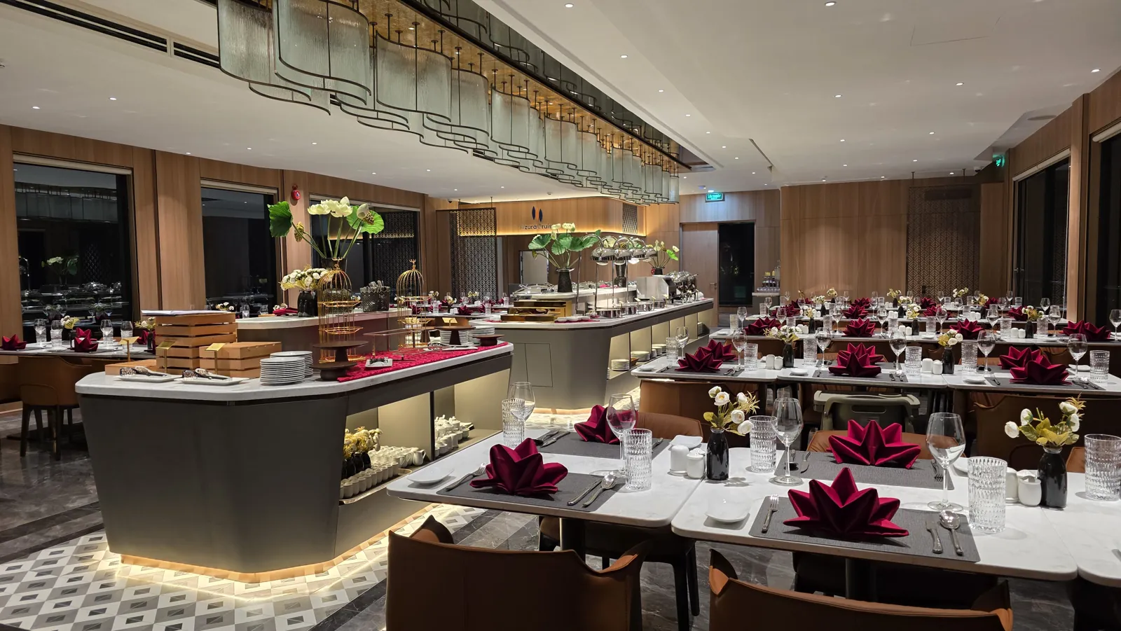 Nhà hàng buffet 265m2 trên du thuyền Azura Cruise