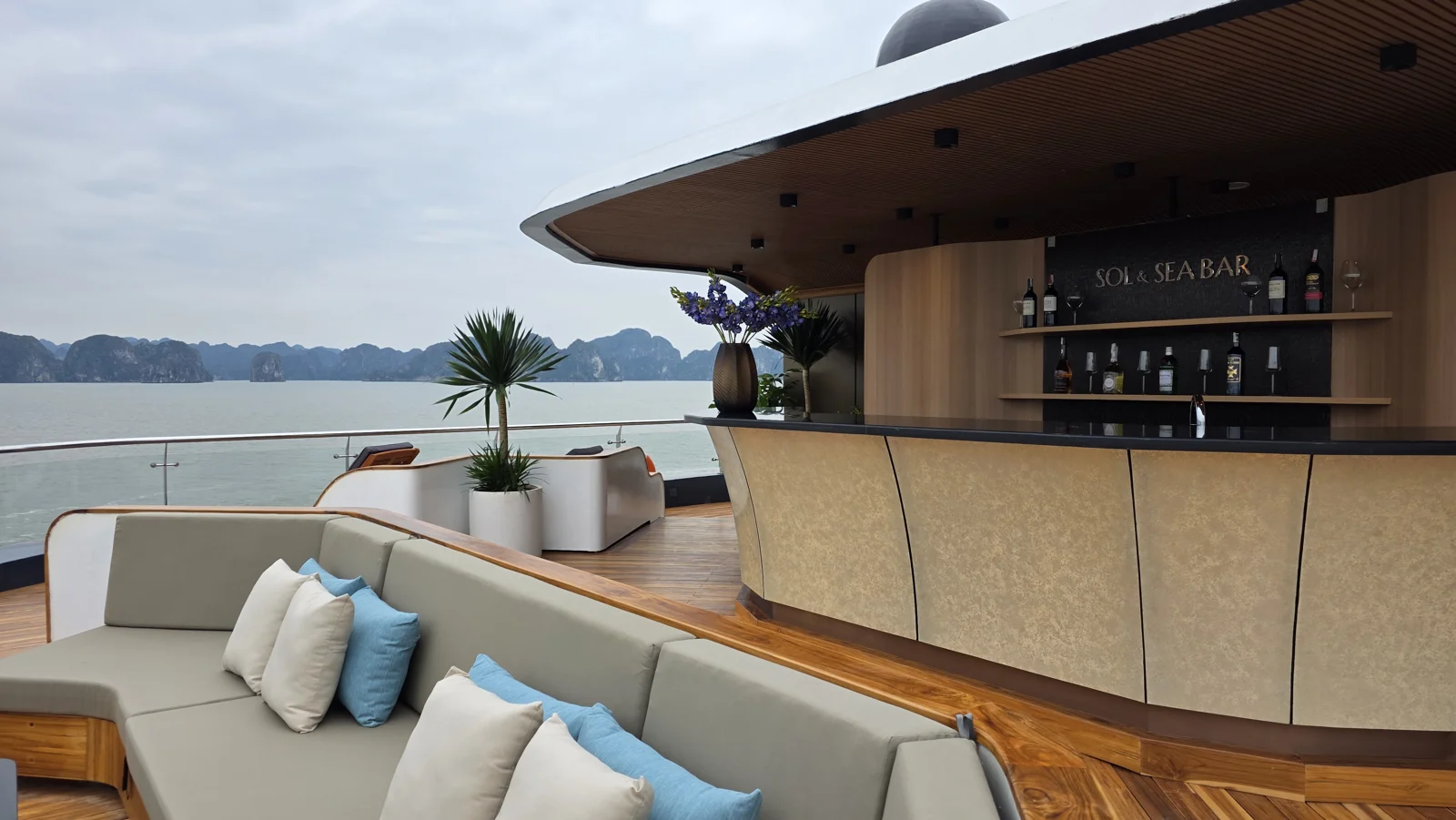Sky Bar Sol and Sea trên du thuyền Azura Cruise lúc hoàng hôn