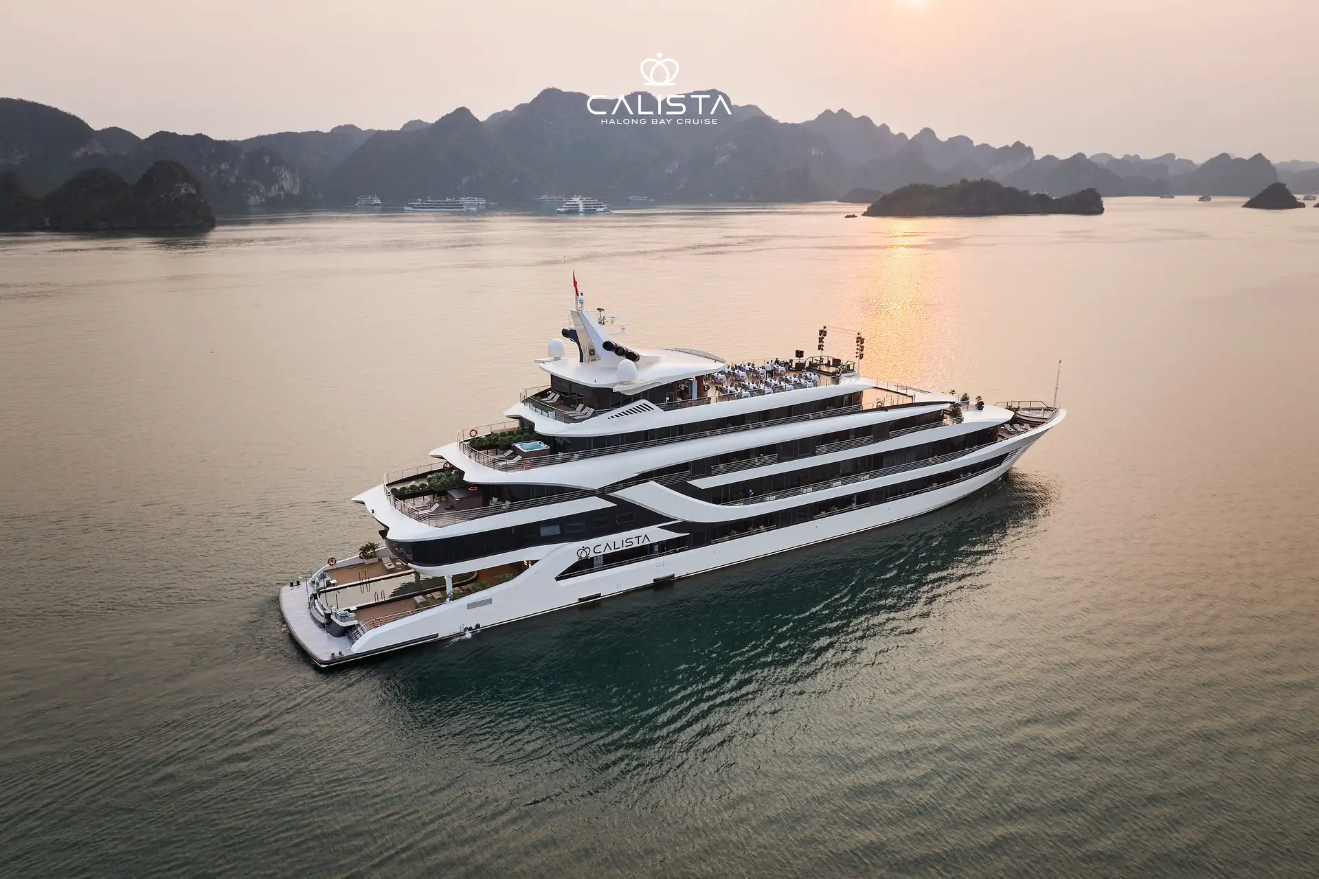 Du thuyền Calista Hạ Long 5 sao trên Vịnh Hạ Long lúc hoàng hôn