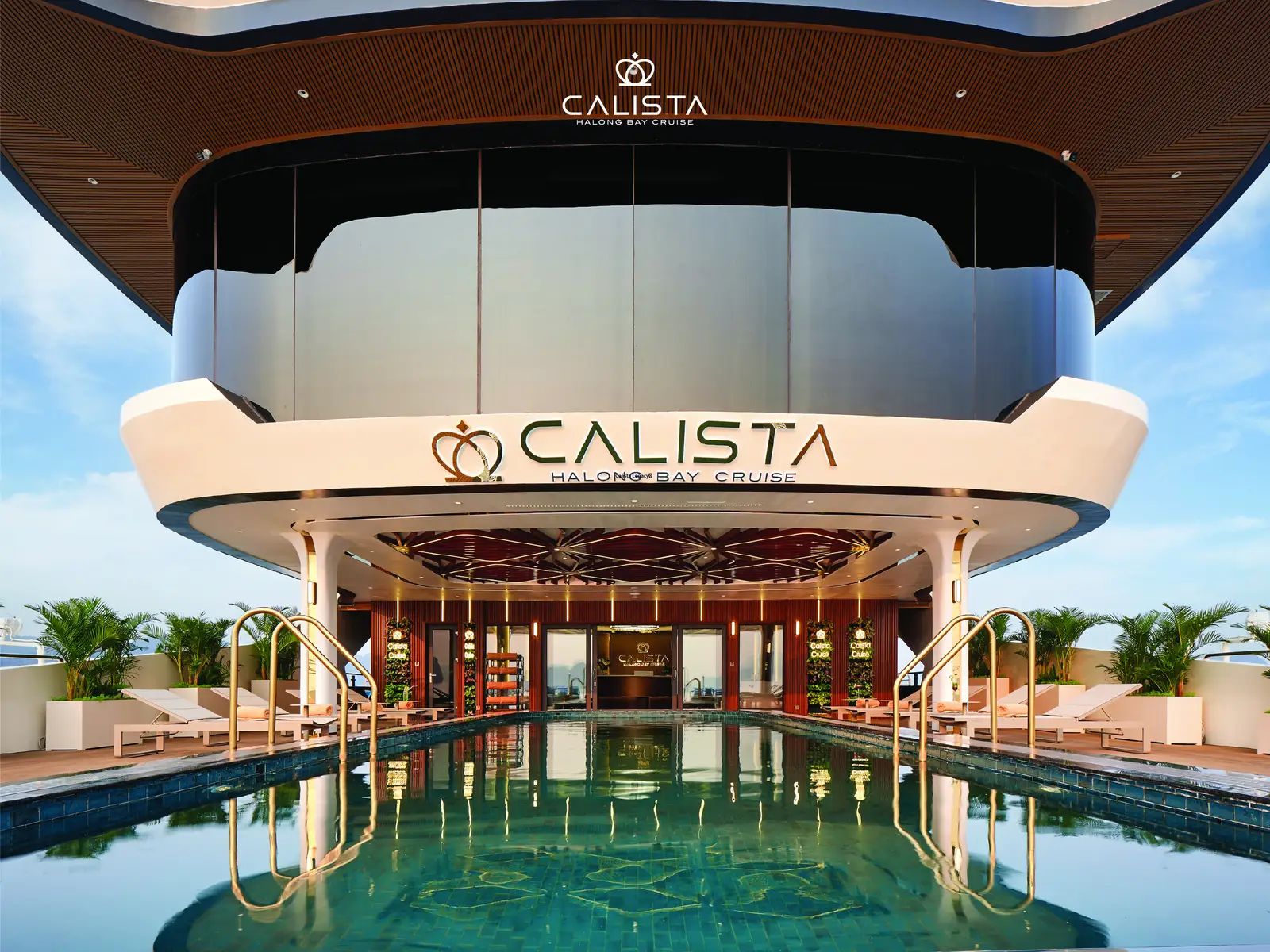 Oceanus Pool bể bơi bốn mùa 225m² trên du thuyền Calista Hạ Long