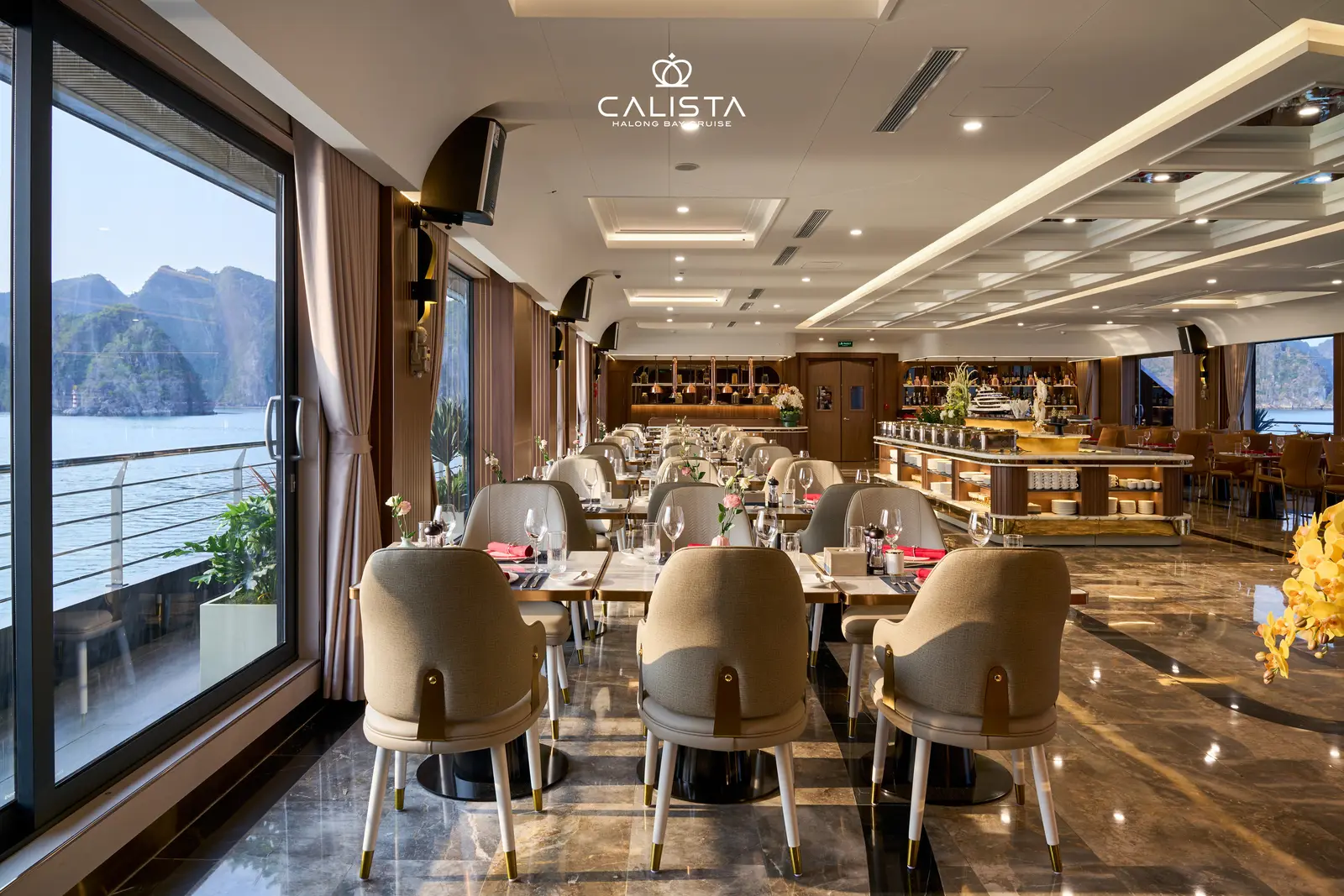 Nhà hàng Bayview Dining có sân khấu biểu diễn trên du thuyền Calista Hạ Long