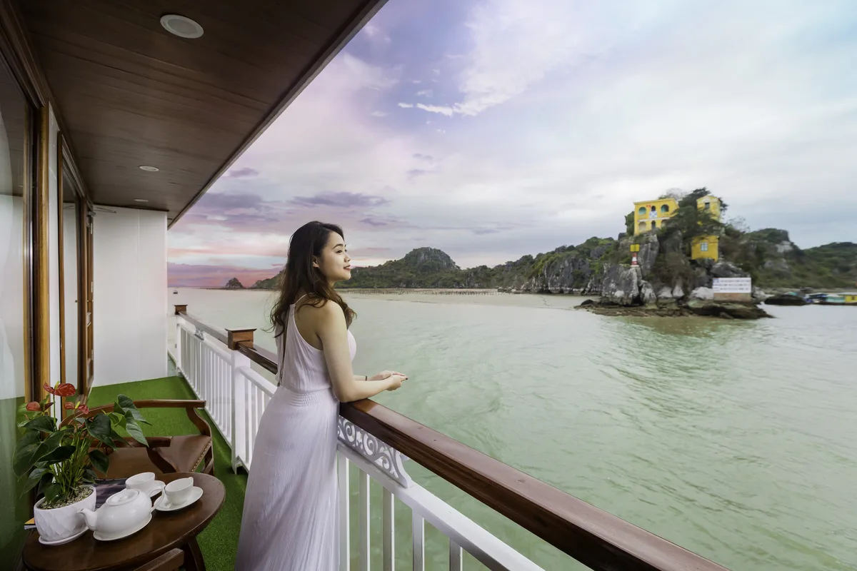Cabin Deluxe Balcony có ban công riêng trên du thuyền Calypso Cruises