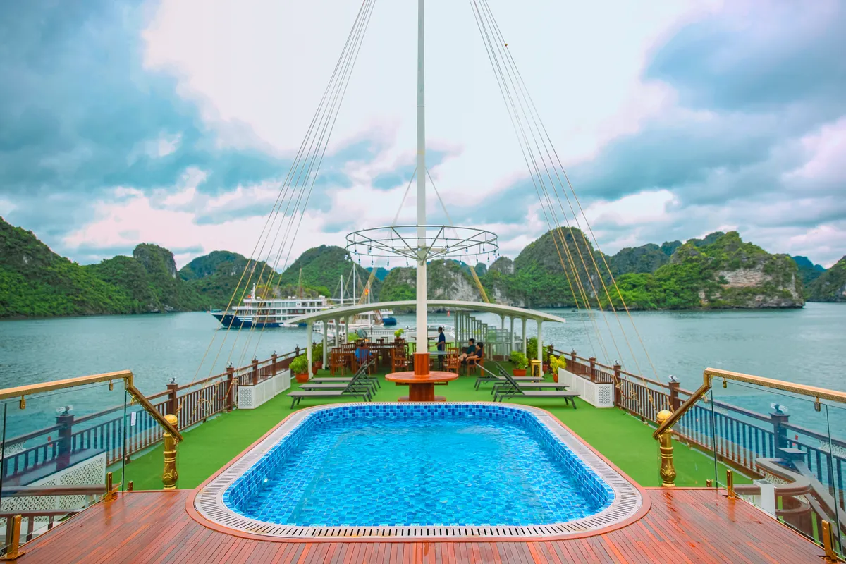 Bể bơi ngoài trời có hệ thống Jacuzzi trên sân thượng du thuyền Calypso Cruises