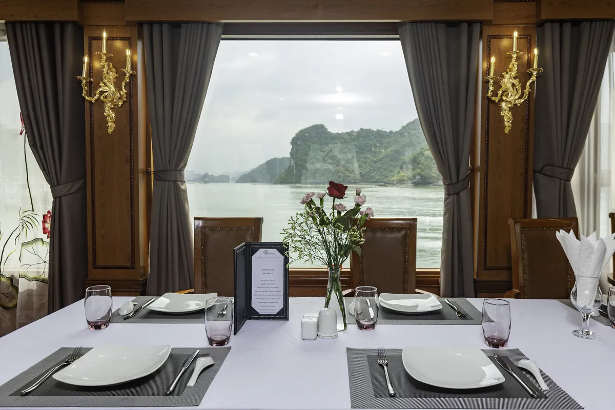 Nhà hàng có sân khấu và quầy bar trên du thuyền Calypso Cruises