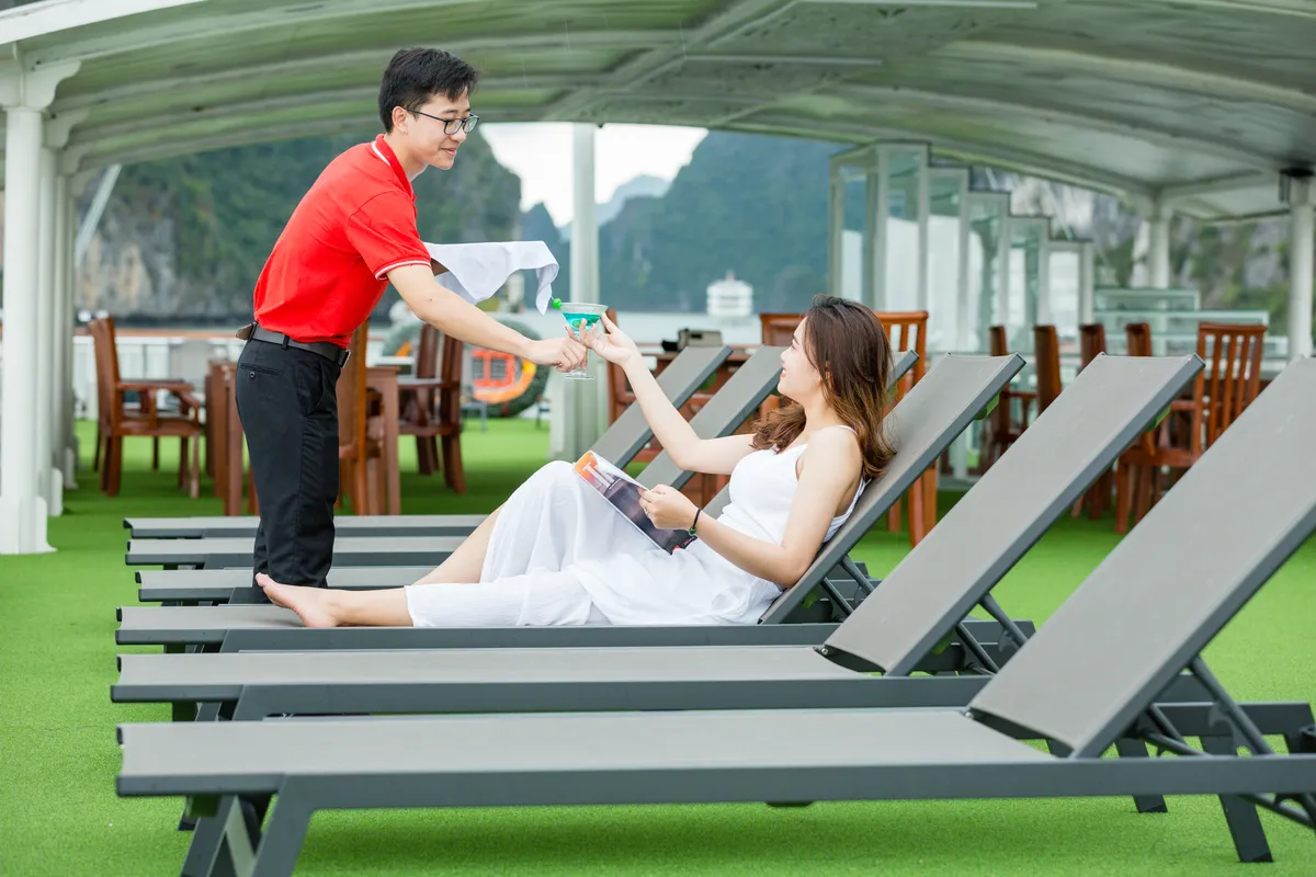 Sân thượng ngắm Vịnh Lan Hạ trên du thuyền Calypso Cruises