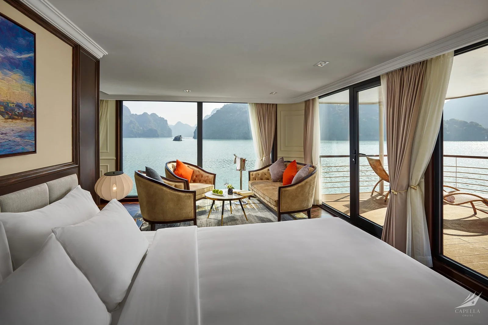 Không gian tiếp khách với ban công hướng vịnh của La Suite De Capella