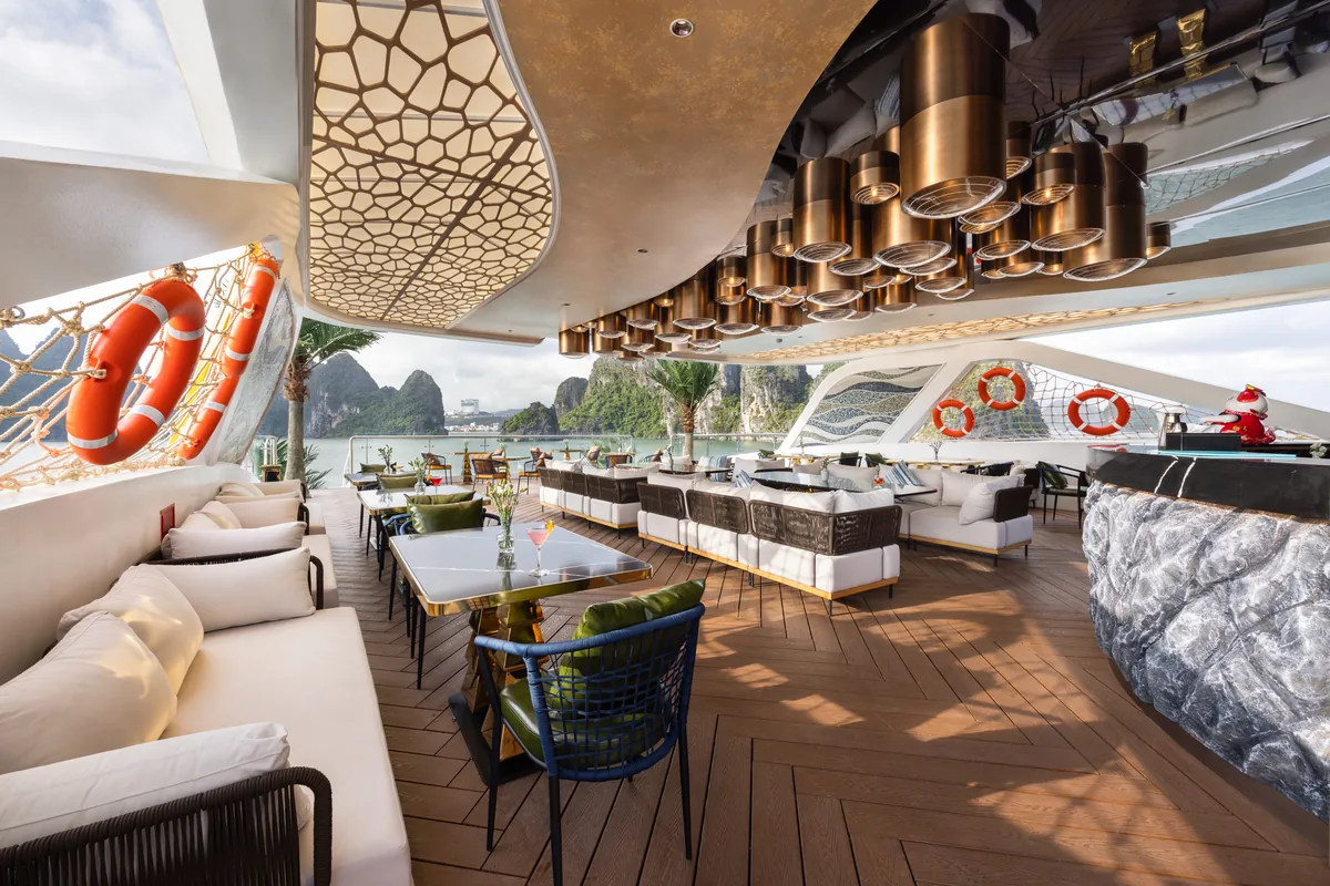 Aurora Skybar trên du thuyền Catherine Horizon
