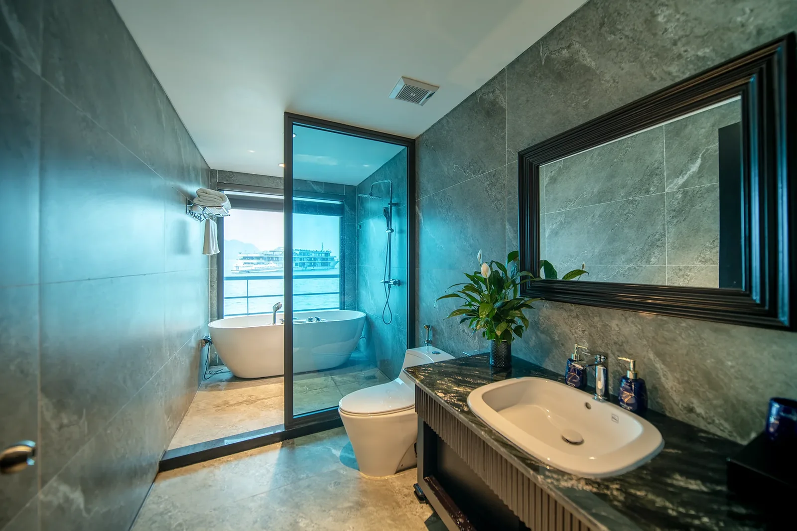 Phòng tắm đứng kèm bồn tắm hướng biển trong cabin Celina of The Sea