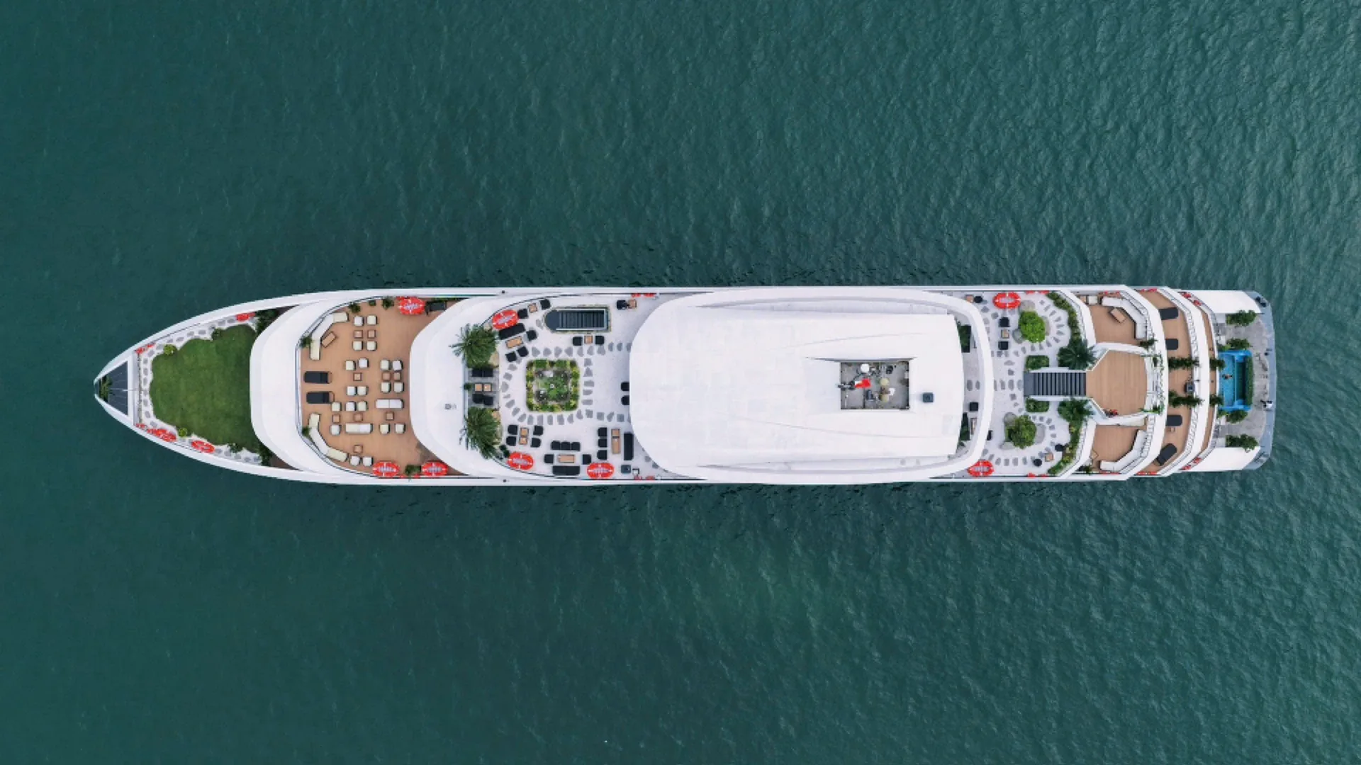 Toàn cảnh du thuyền Celina of The Sea nhìn từ trên cao với sundeck và vườn cảnh