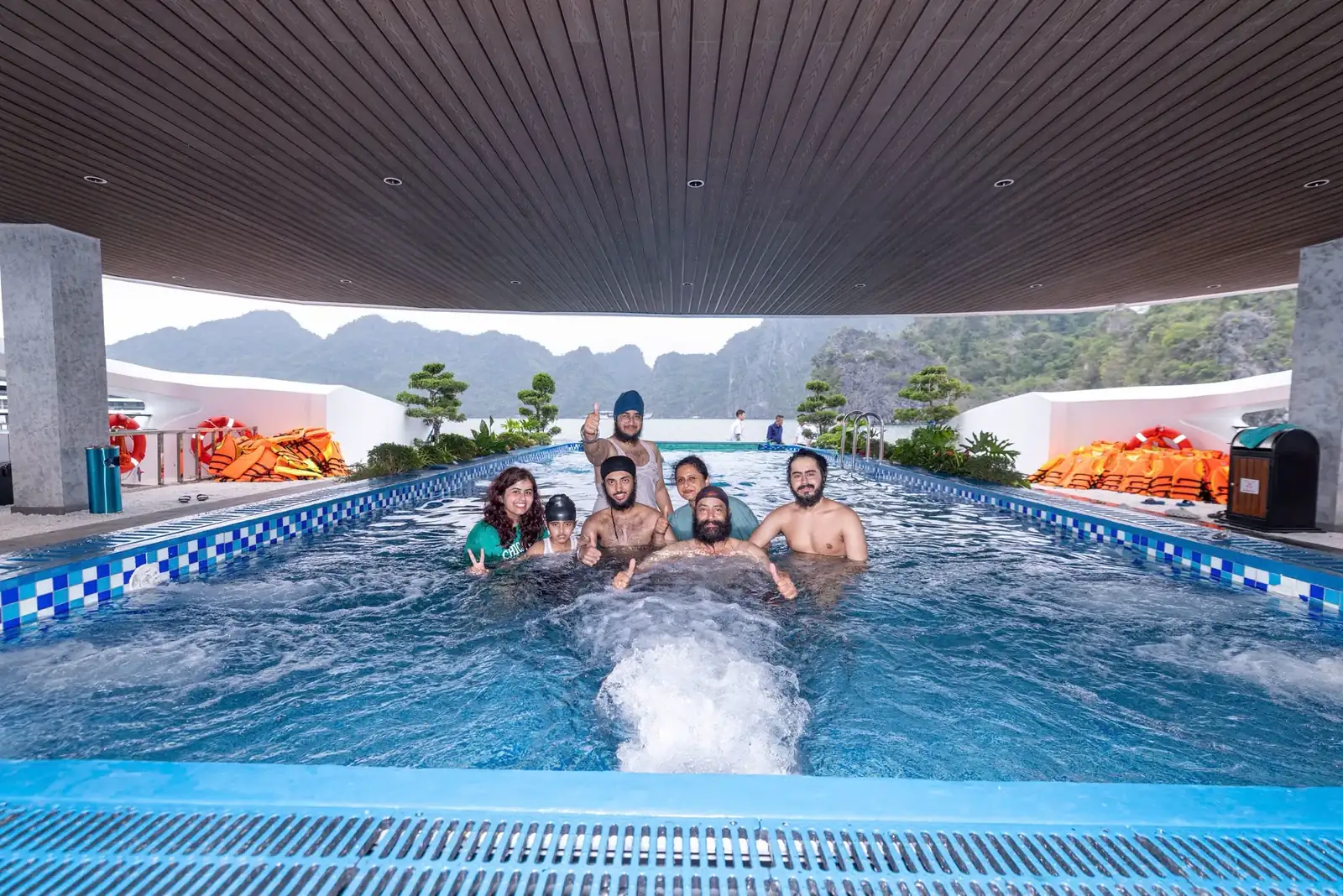 Bể bơi sải bốn mùa view Vịnh Lan Hạ trên du thuyền Celina of The Sea