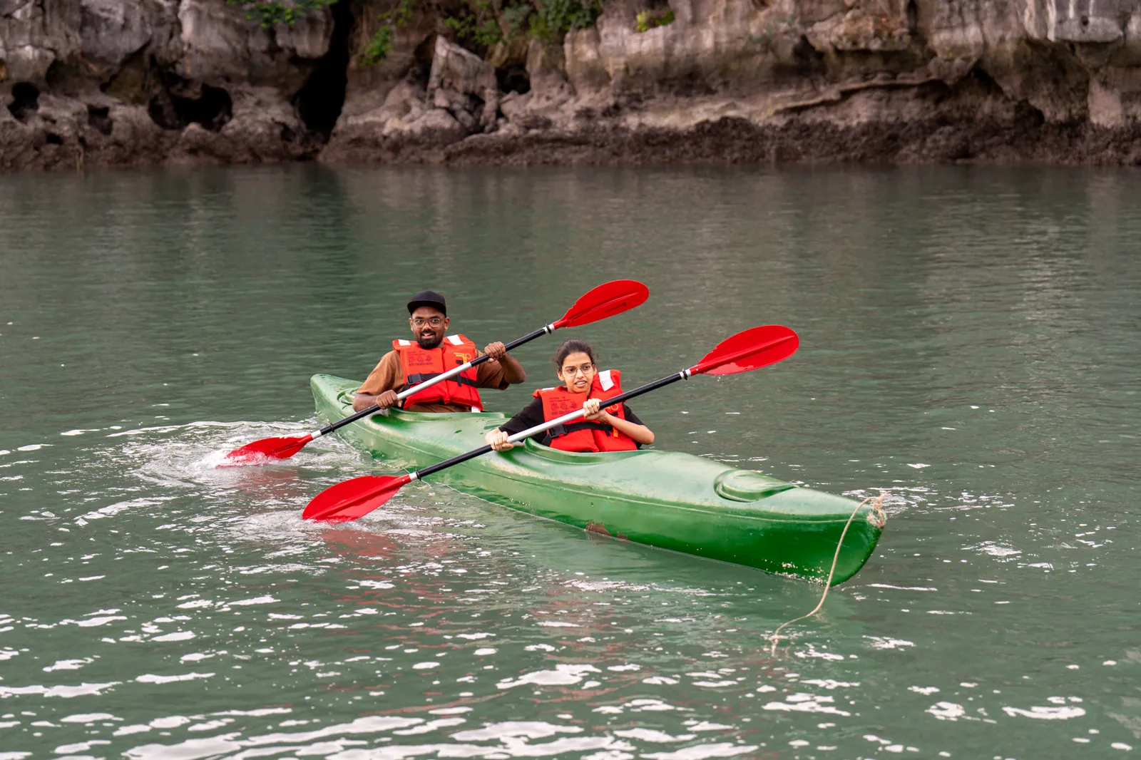 Chèo kayak khám phá Vịnh Bái Tử Long từ du thuyền Cycad Cruise