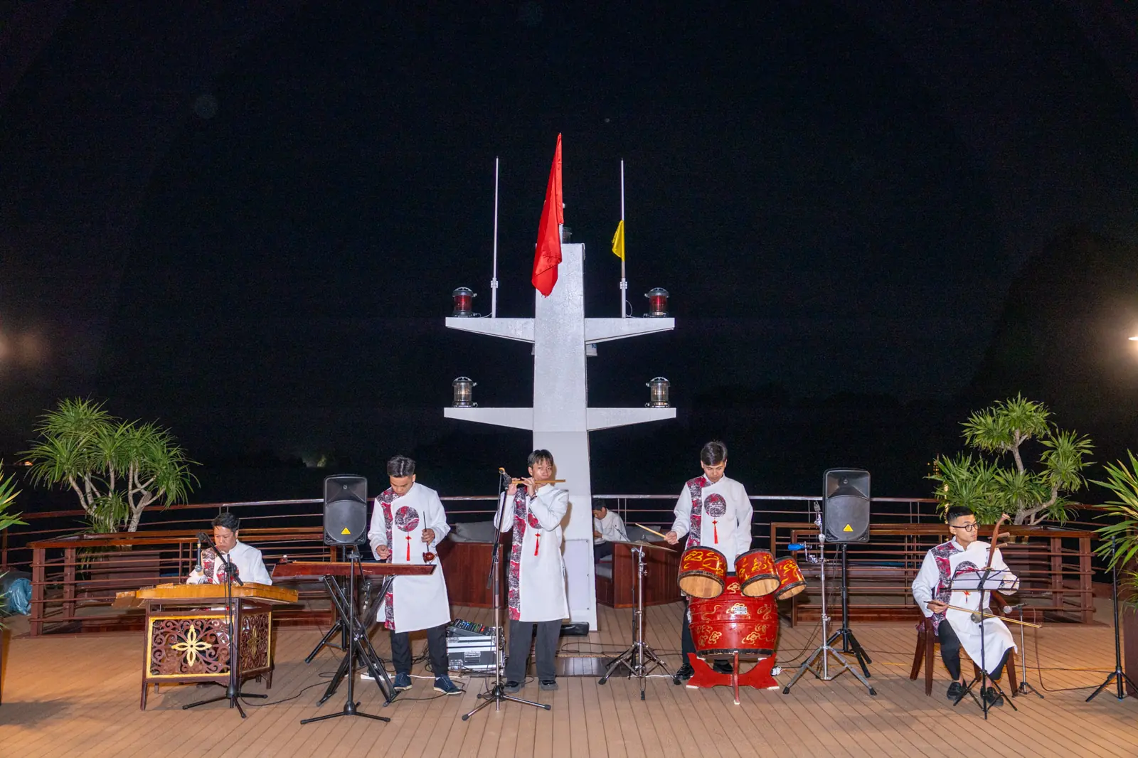 Chương trình văn nghệ dân tộc trên du thuyền Cycad Cruise