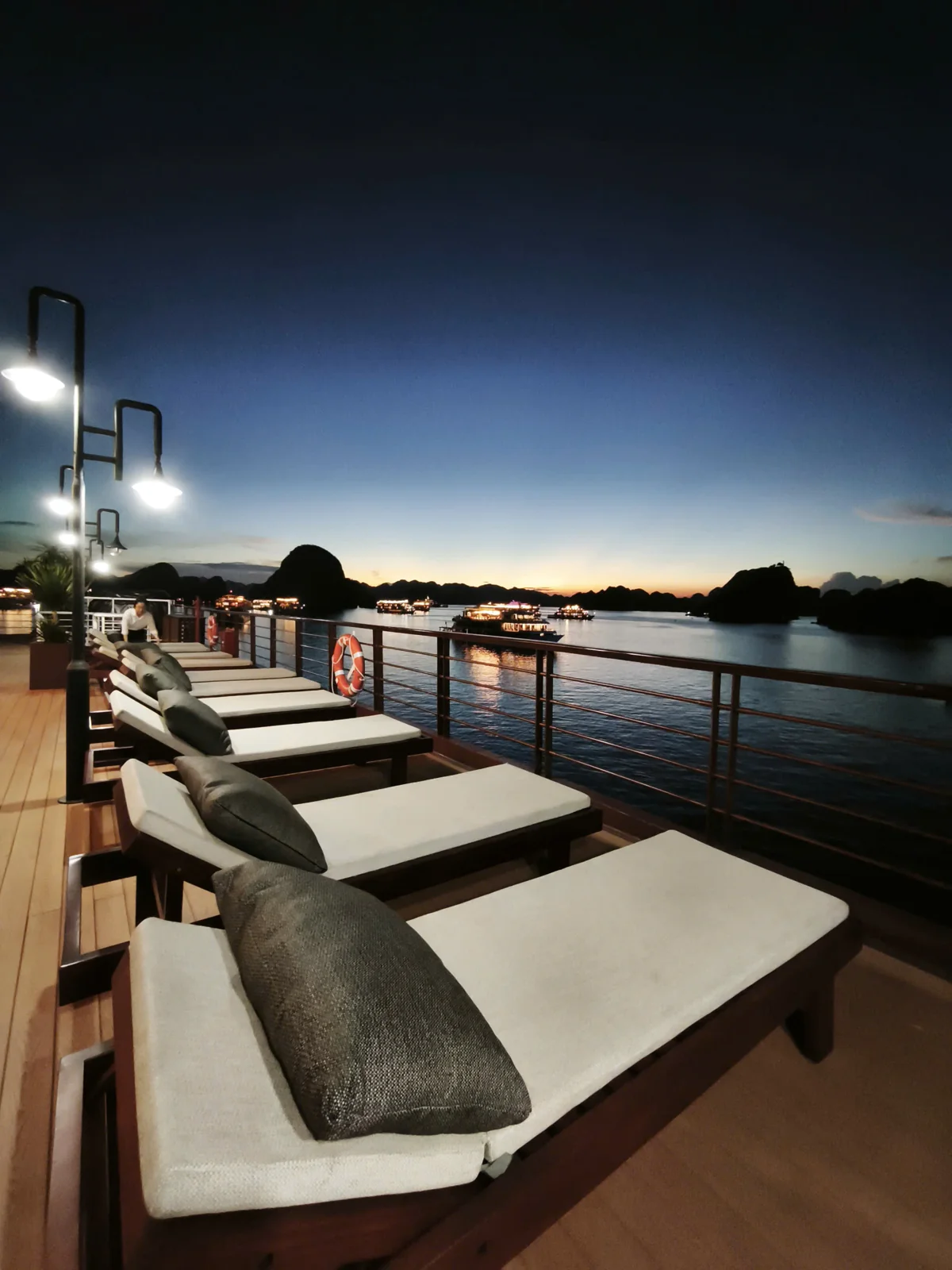 Sundeck tầng thượng trên du thuyền Cycad Cruise