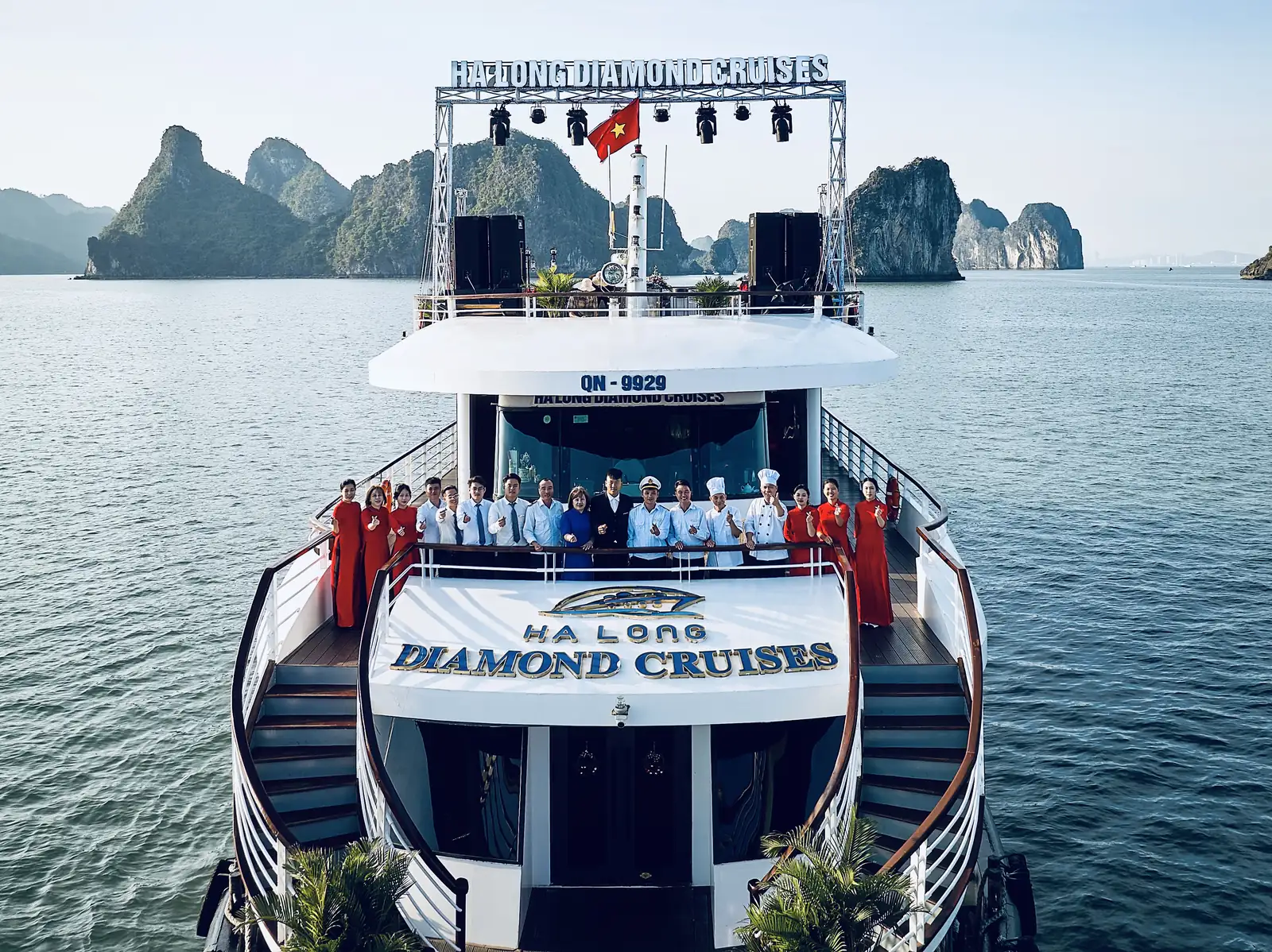 Du thuyền Diamond trên Vịnh Hạ Long