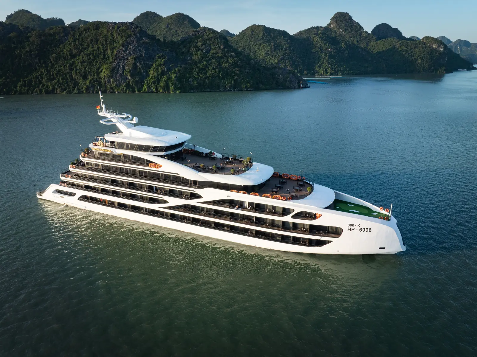 Toàn cảnh du thuyền Diana Cruises trắng sang trọng neo giữa vịnh Lan Hạ