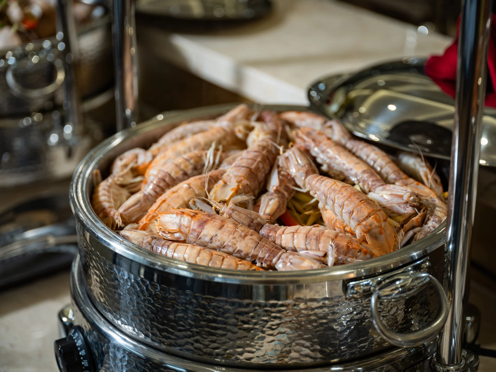 Bàn buffet bày biện món Việt và hải sản tại nhà hàng du thuyền Diana