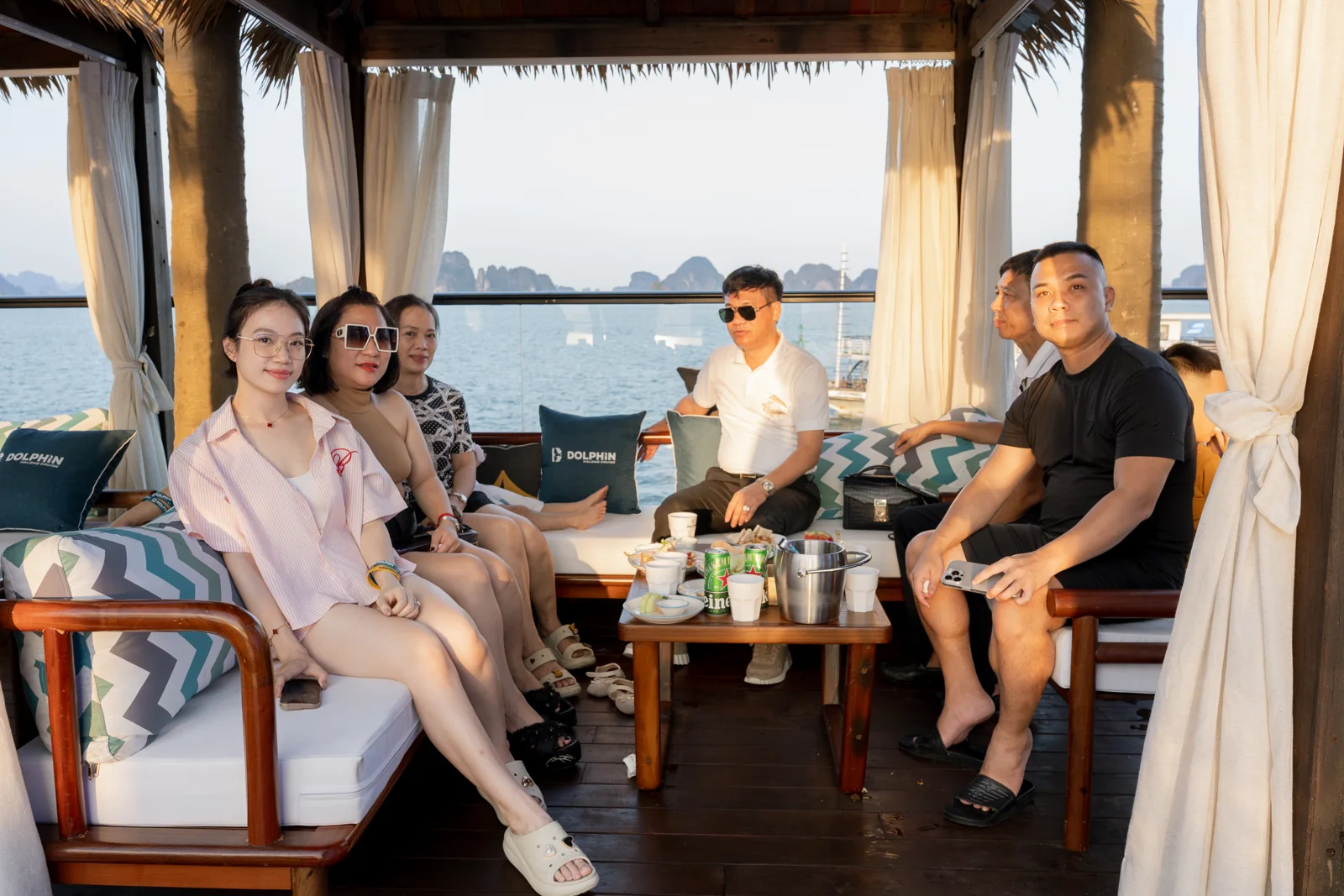 Hải trình ban ngày khám phá Vịnh Hạ Long trên du thuyền Dolphin Halong Cruise