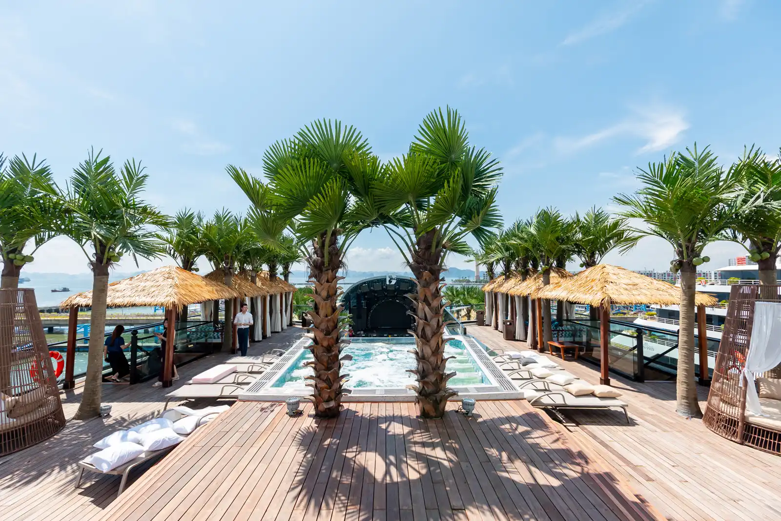 Bungalow nghỉ dưỡng phong cách resort trên du thuyền Dolphin Halong Cruise