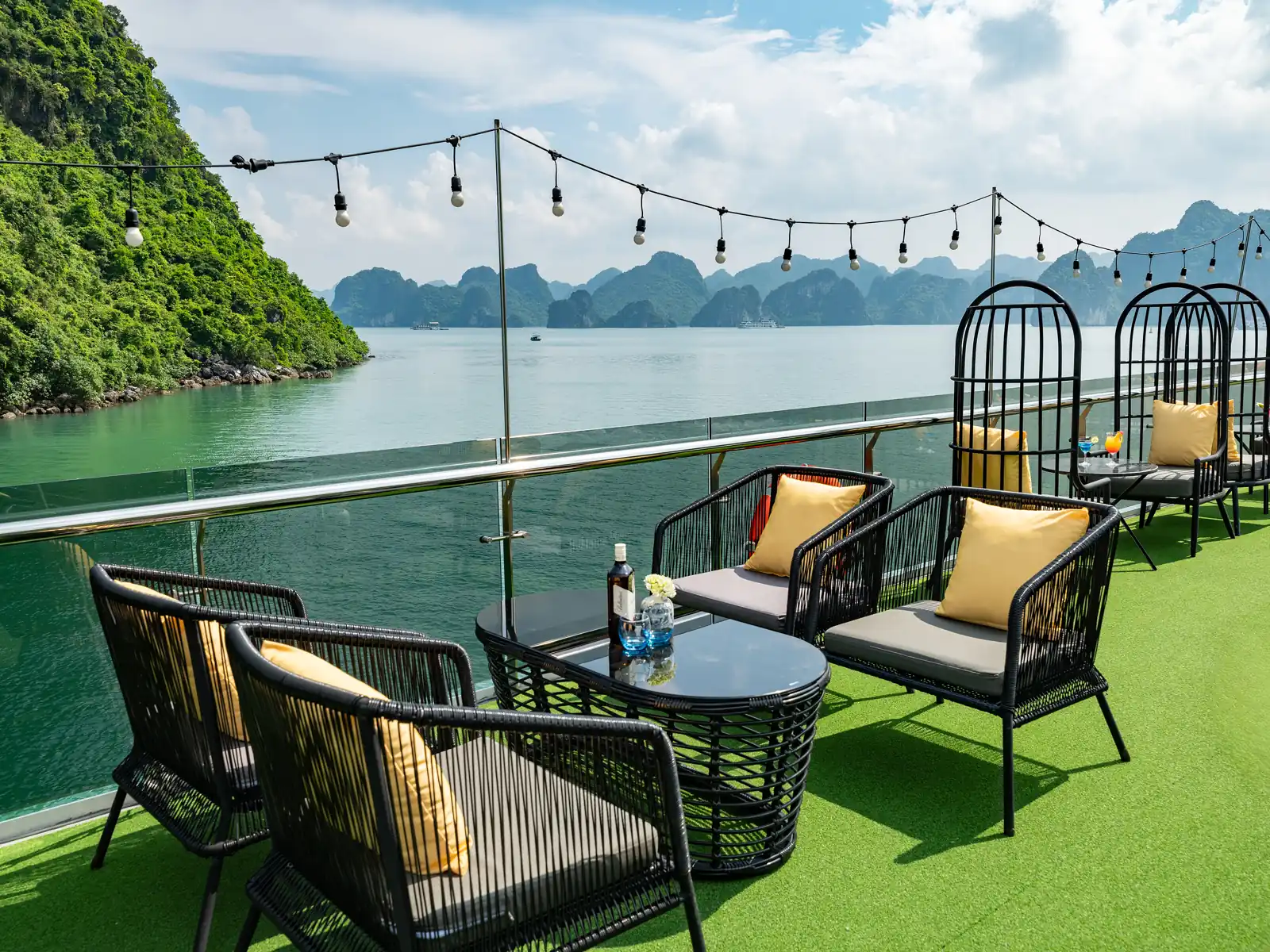 Không gian sundeck trên du thuyền Dragon Luxury về đêm