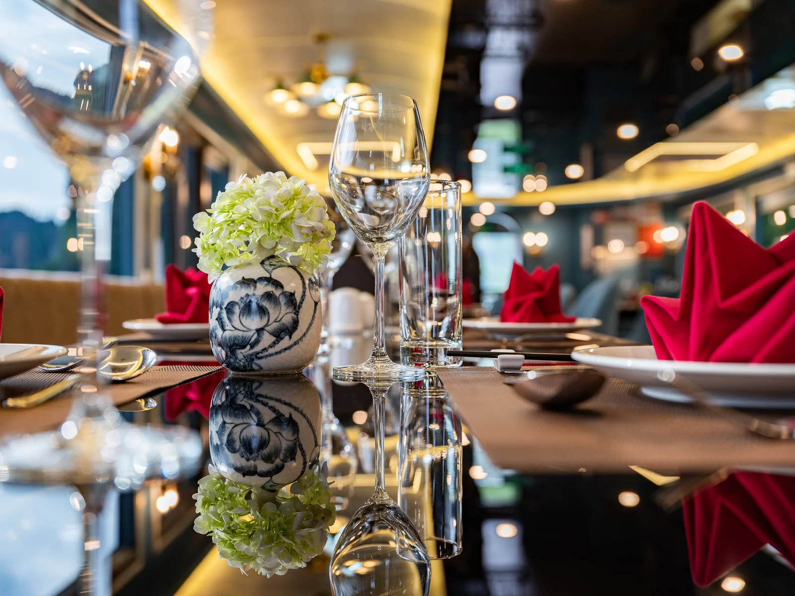 Nhà hàng tầng 1 phục vụ buffet trên du thuyền Dragon Luxury
