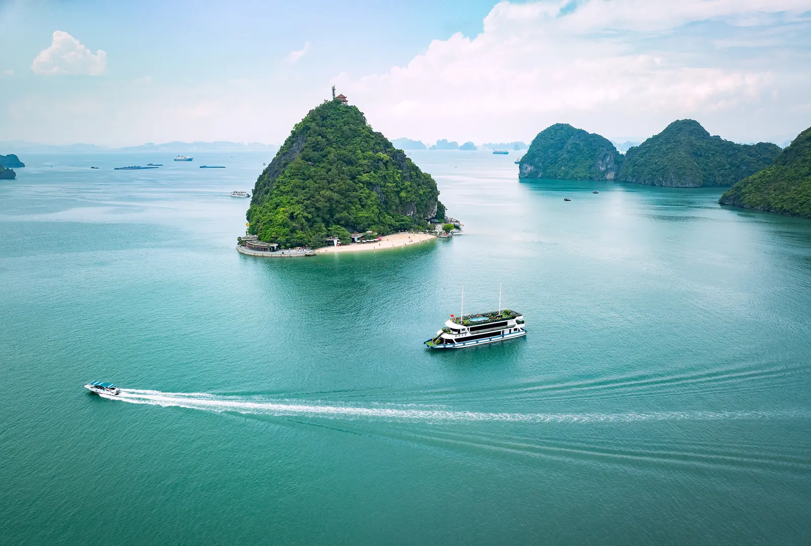 Du thuyền Dragon Luxury trên Vịnh Hạ Long gần đảo Ti Tốp