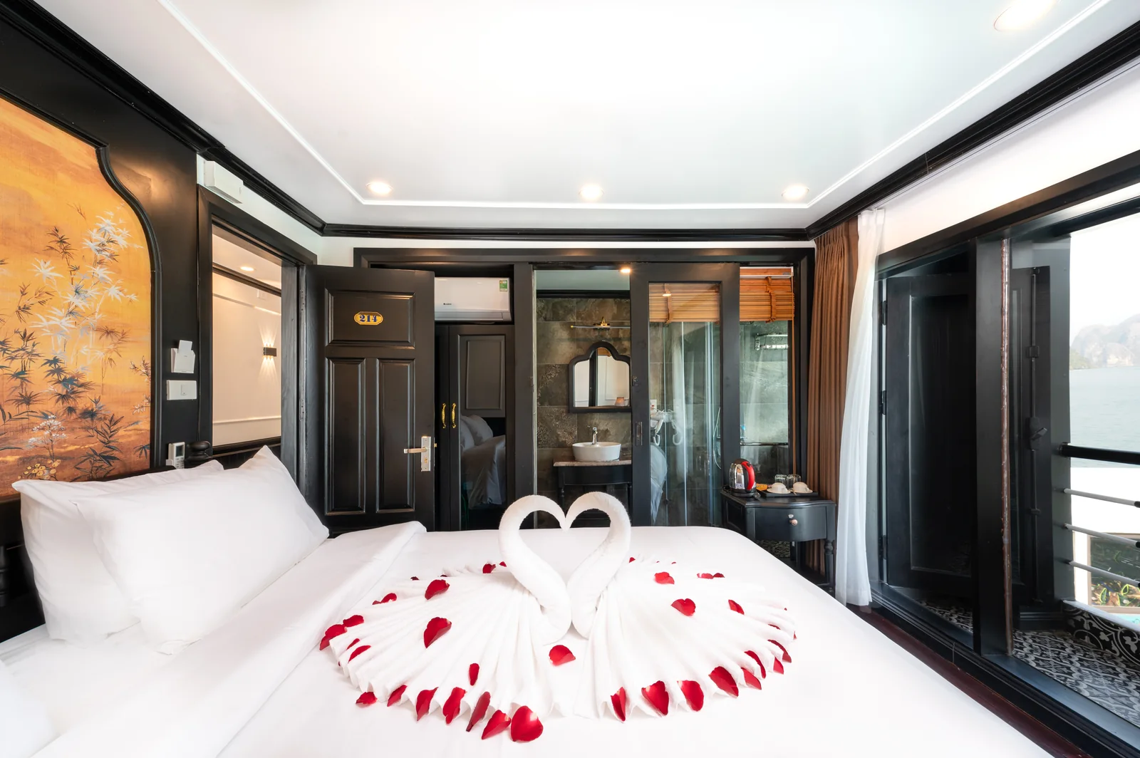 Phòng Executive Balcony trang trí Honeymoon với trái tim cánh hoa hồng trên giường đôi