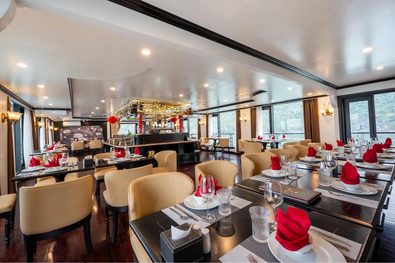 Bàn buffet trái cây tại nhà hàng L'Sun trên du thuyền Dragonbay Premium Cruise