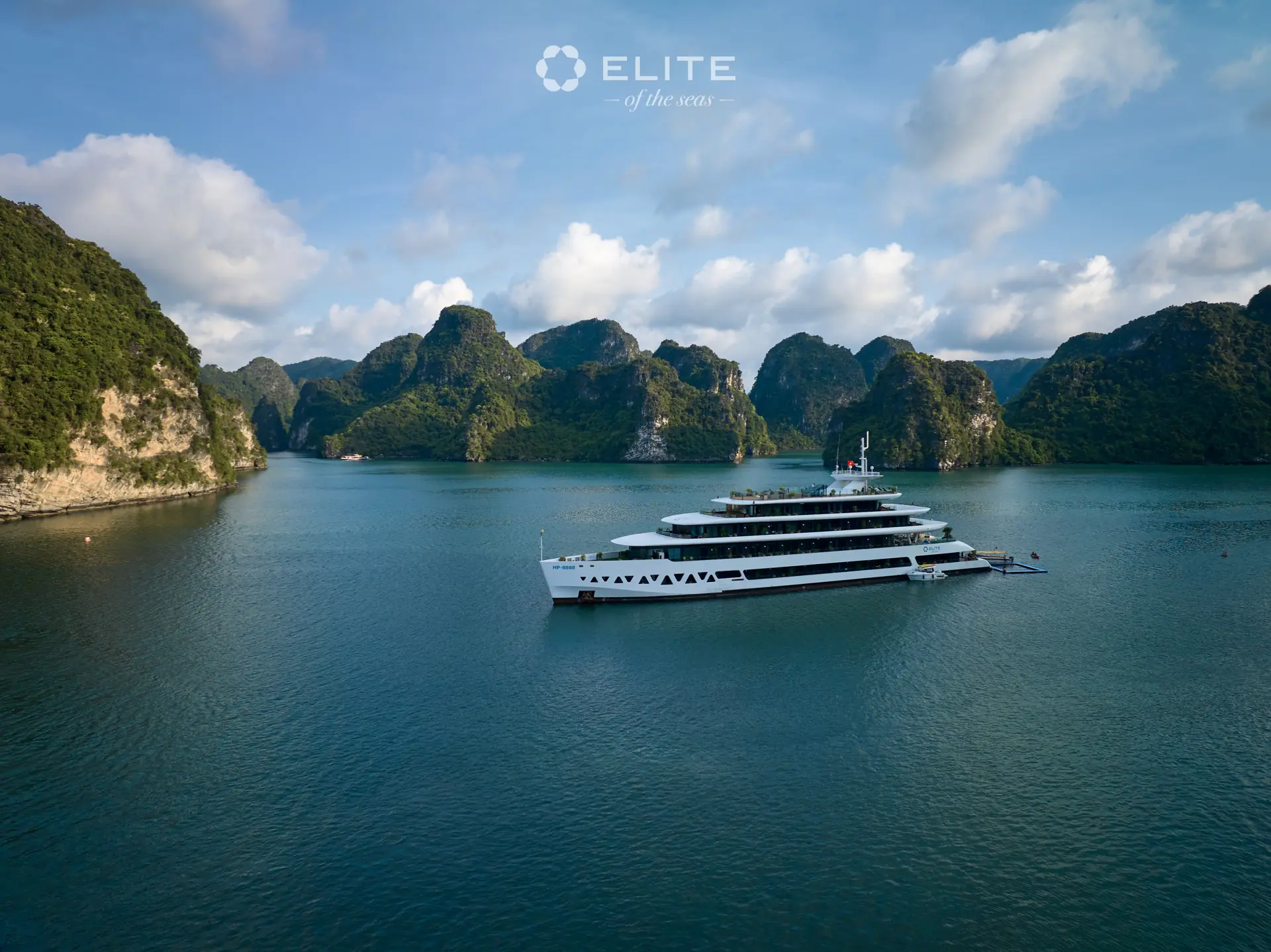 Toàn cảnh du thuyền Elite of the Seas giữa vịnh Hạ Long – Lan Hạ