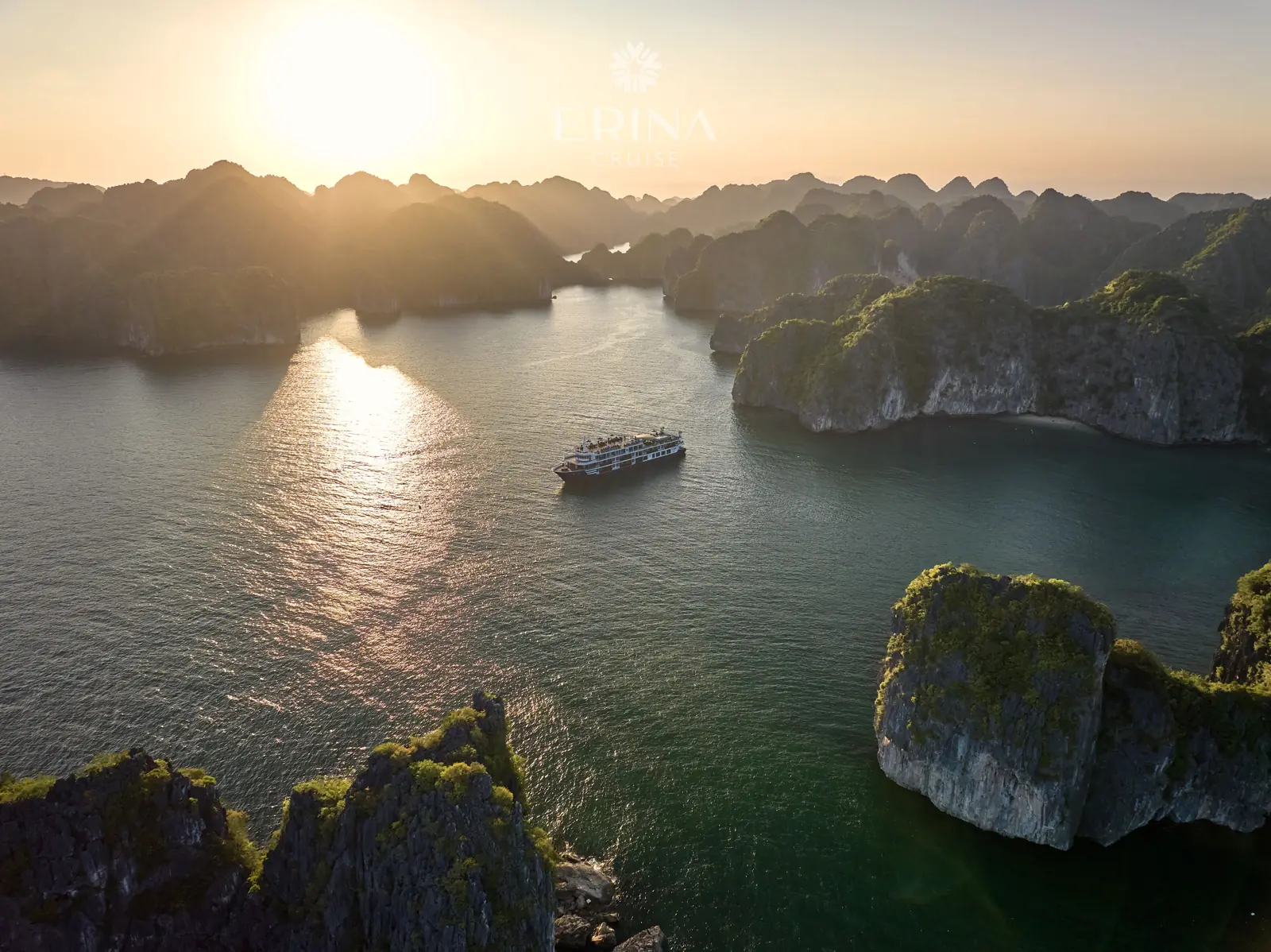 Toàn cảnh du thuyền Erina Cruise trên vịnh Lan Hạ