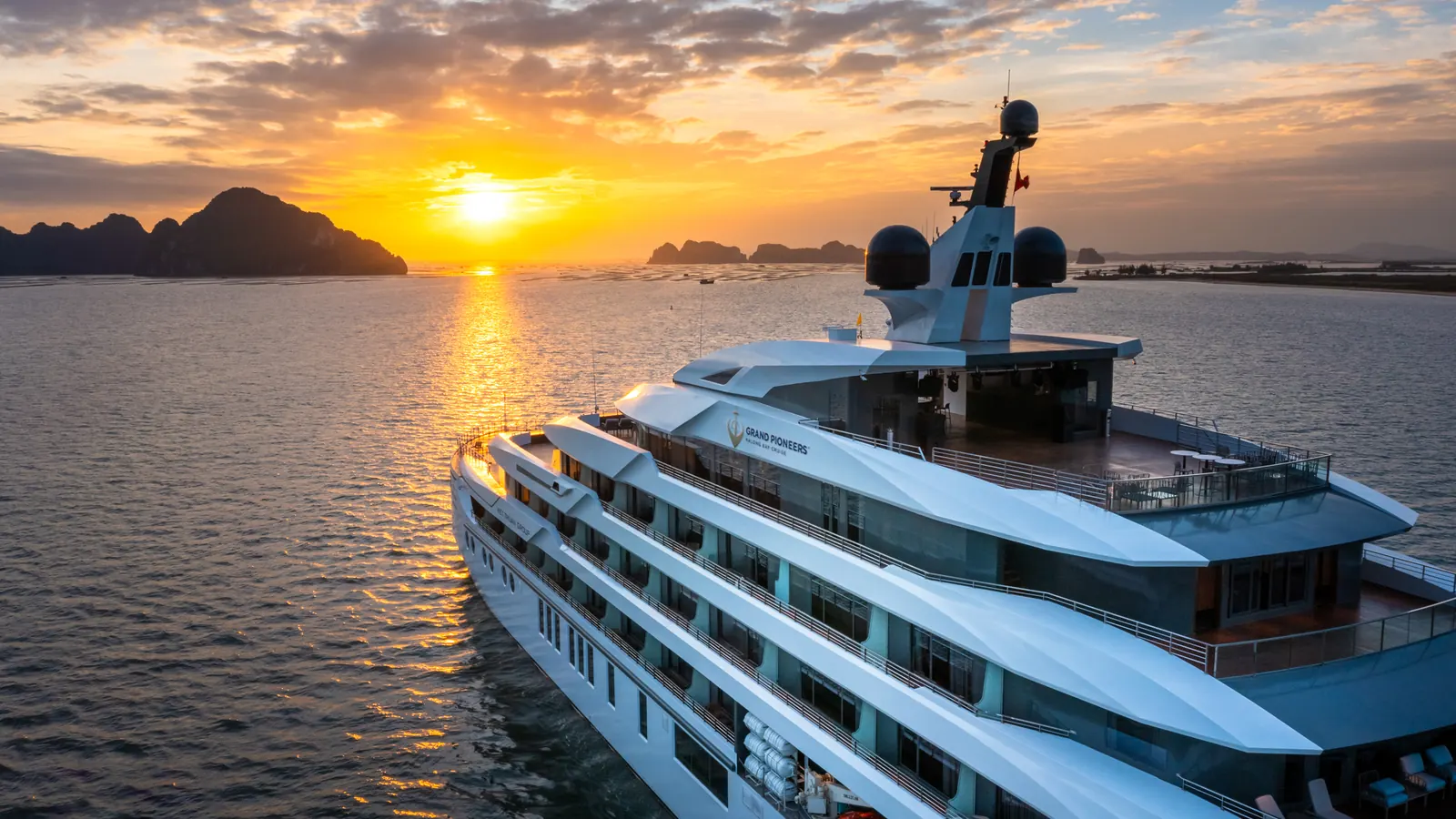 Sundeck du thuyền lúc hoàng hôn nhìn ra Vịnh Hạ Long