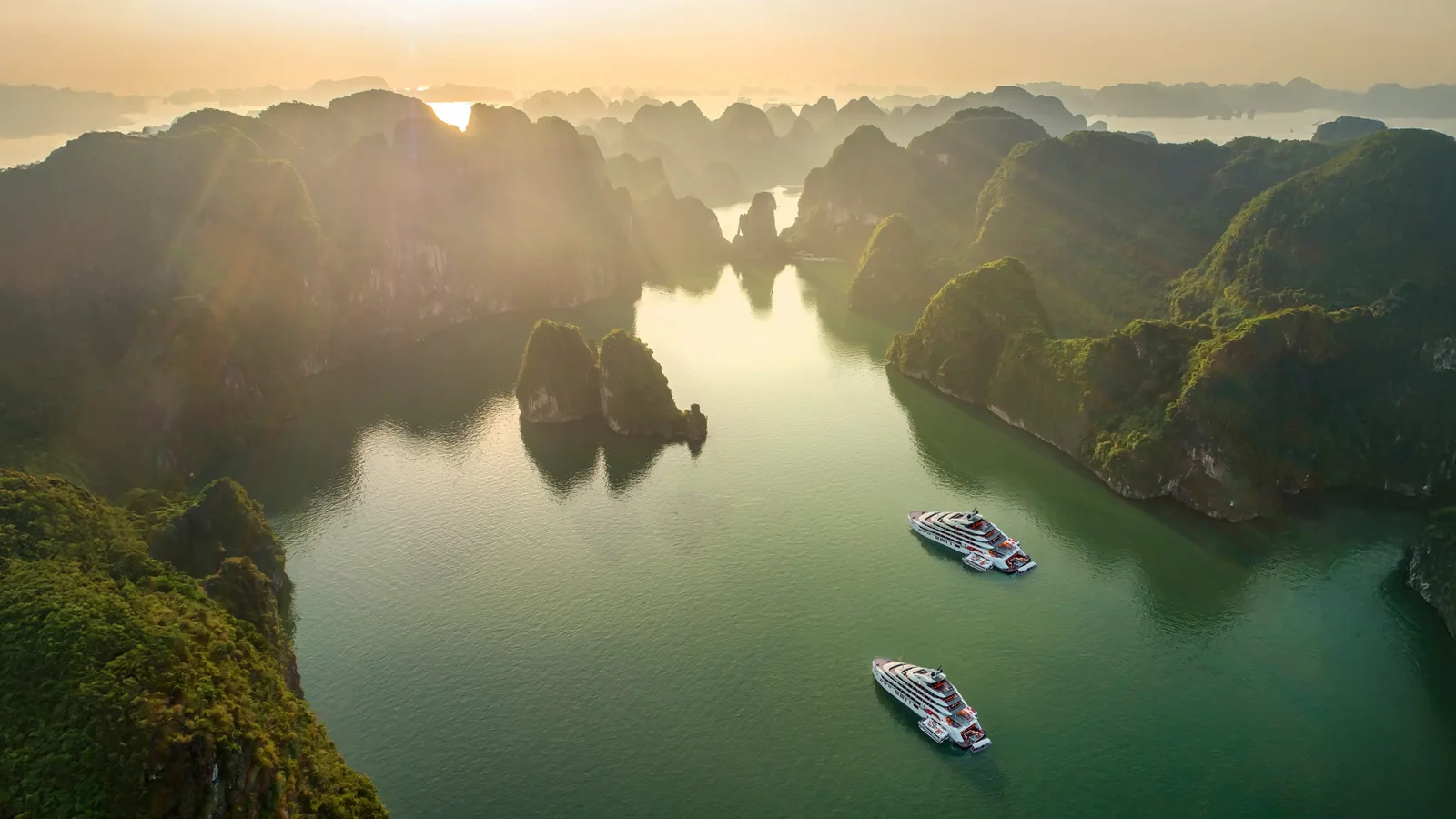 Toàn cảnh Vịnh Hạ Long nhìn từ du thuyền