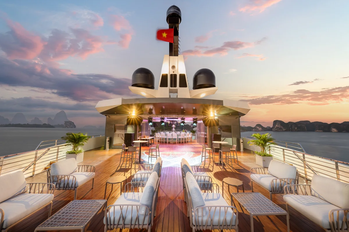 Sky Bar Rhythm of the Bay trên du thuyền Grand Pioneers I