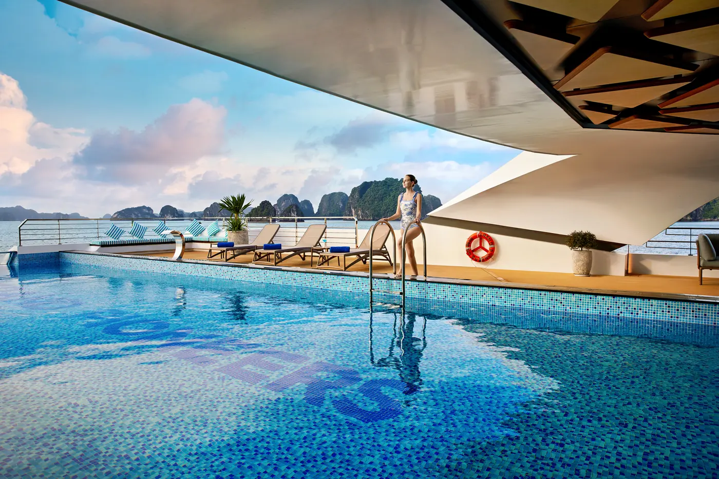Bể bơi nước mặn 4 mùa Four Seasons trên du thuyền Grand Pioneers II