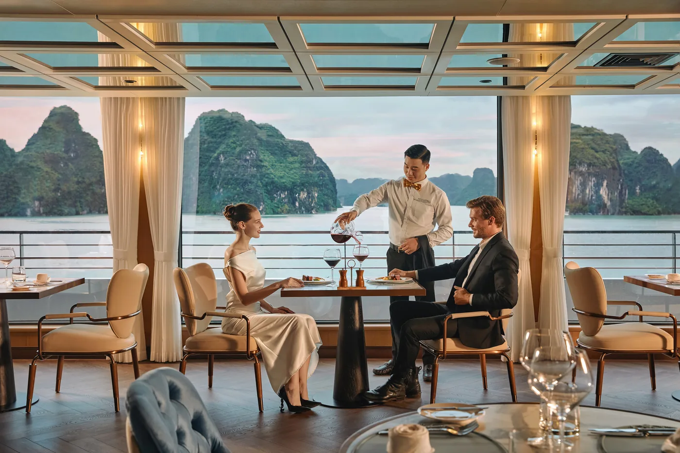 Nhà hàng Dining by the Bay trên du thuyền Grand Pioneers II
