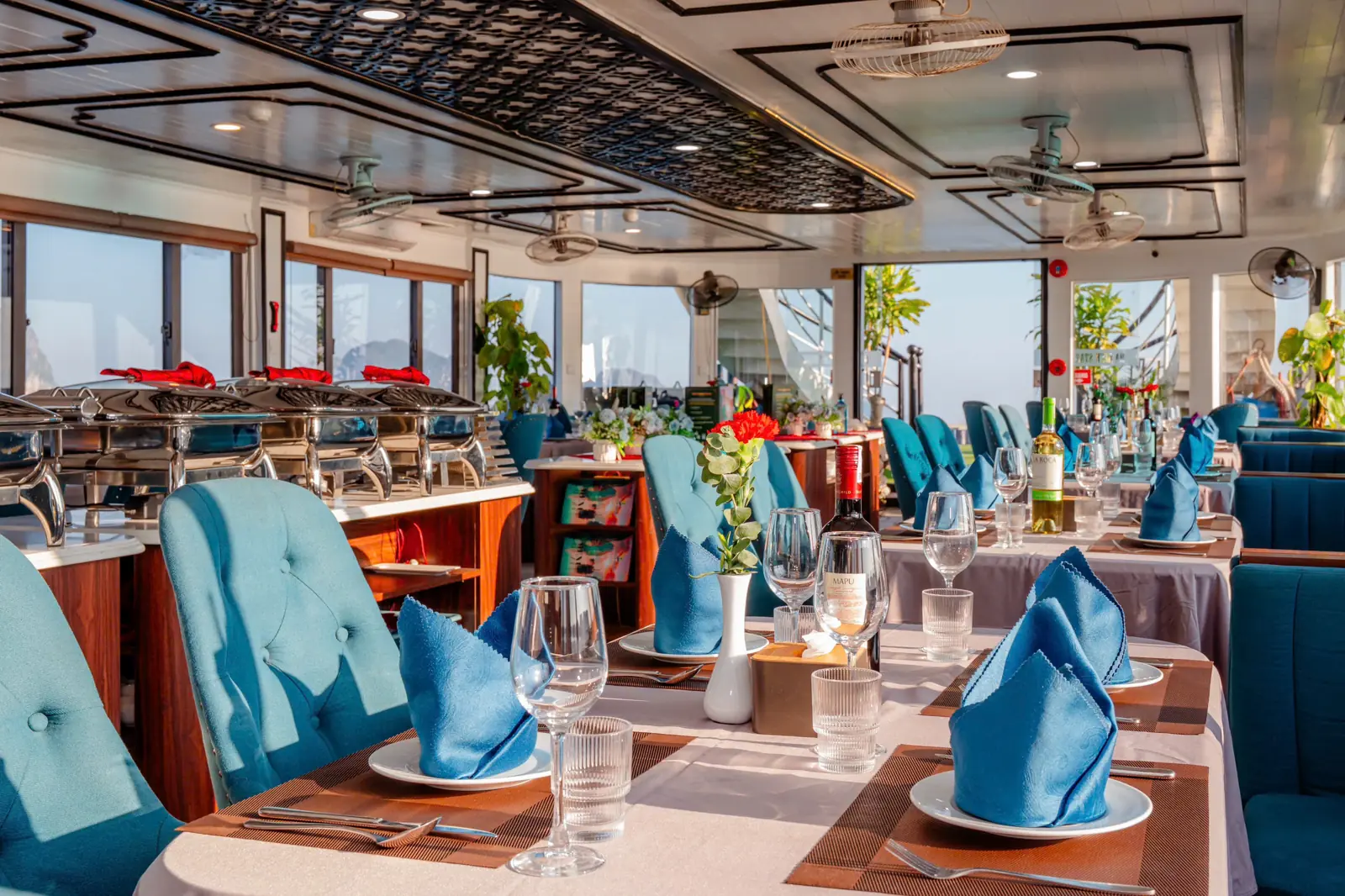 Nhà hàng phục vụ buffet trên du thuyền Ha Binh Star