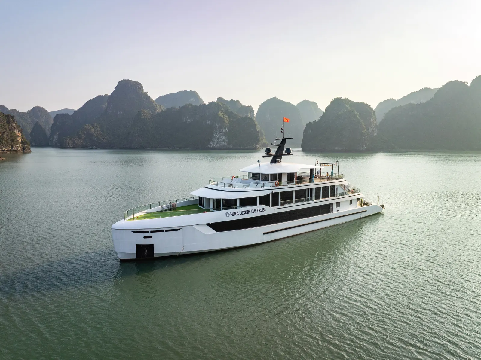 Siêu du thuyền Hera Luxury Day Cruise 200 khách trên Vịnh Hạ Long