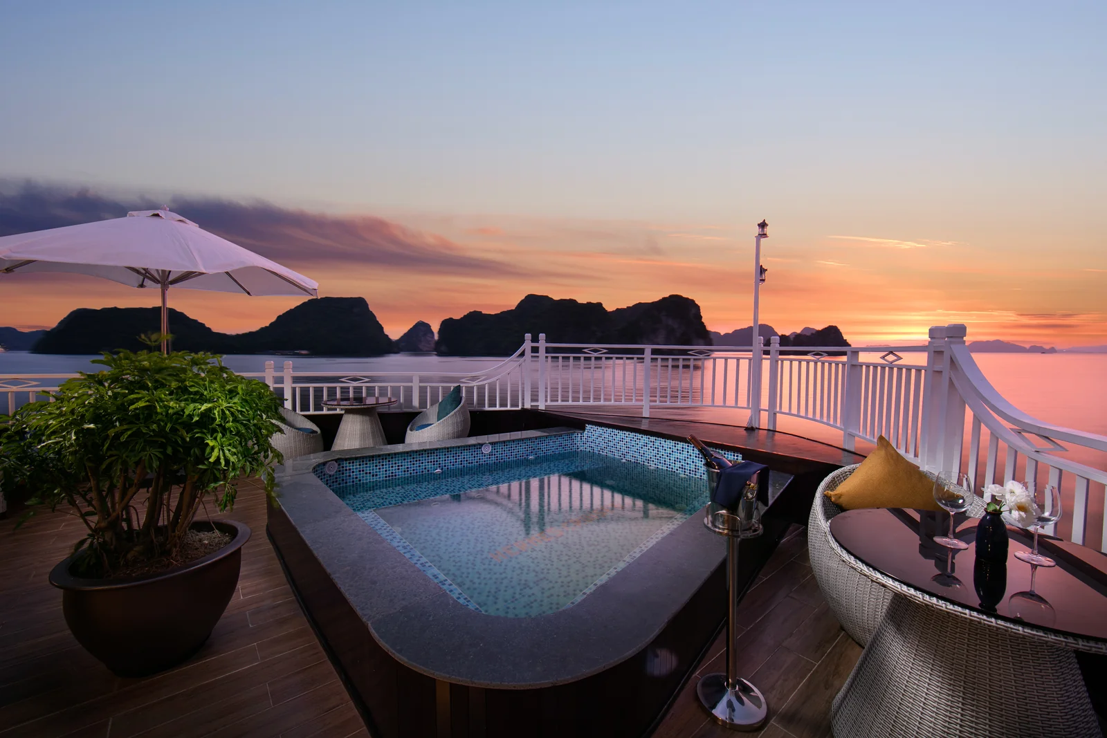Jacuzzi ngoài trời riêng trên ban công President Suite du thuyền Hermes