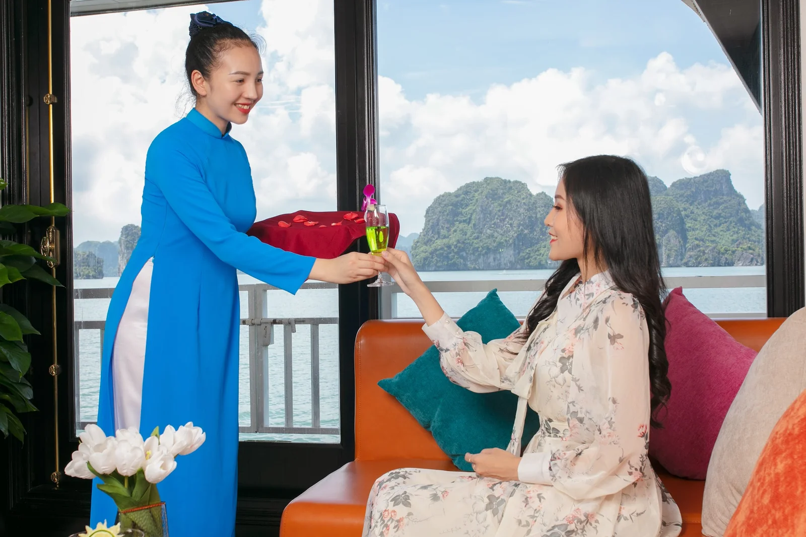 Sảnh đón mang phong cách tân cổ điển trên du thuyền Hermes Cruise